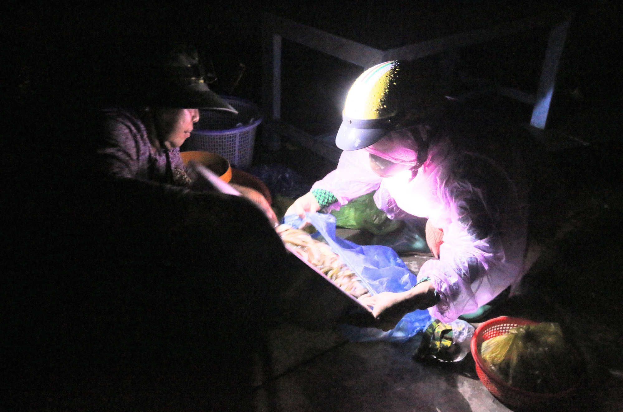 Người dân đầu nguồn biên giới nữa đêm ra đồng lũ dỡ dớn, bắt cá đem cá ra &quot;chợ ma&quot; Tha La bán bán.