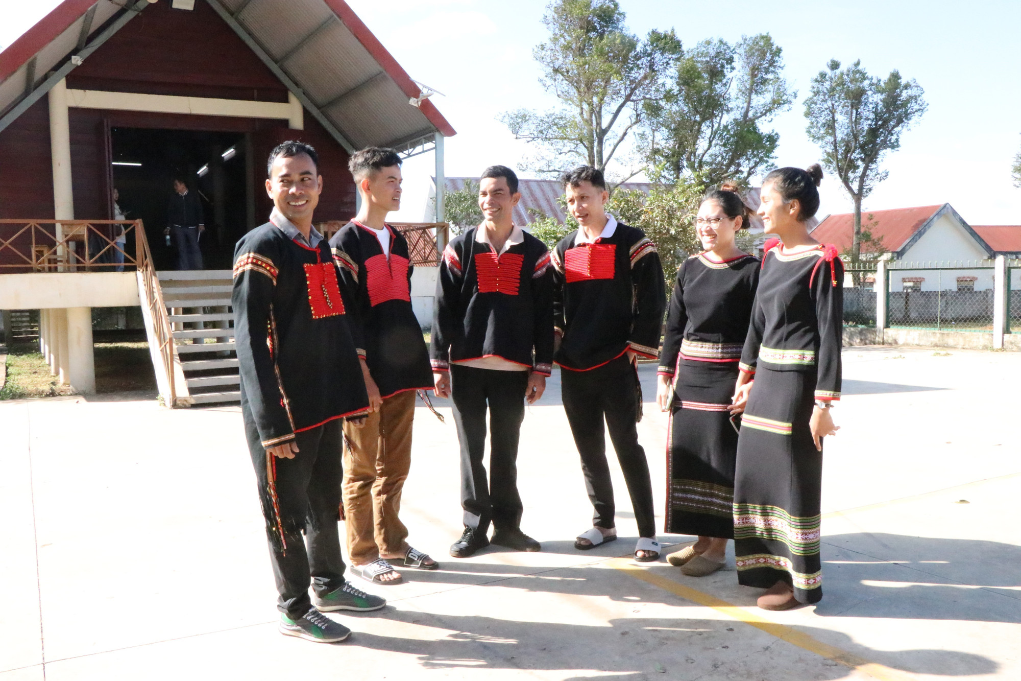 Những đảng viên trẻ người dân tộc thiểu số hôm nay chính là cầu nối giữa Đảng với nhân dân.