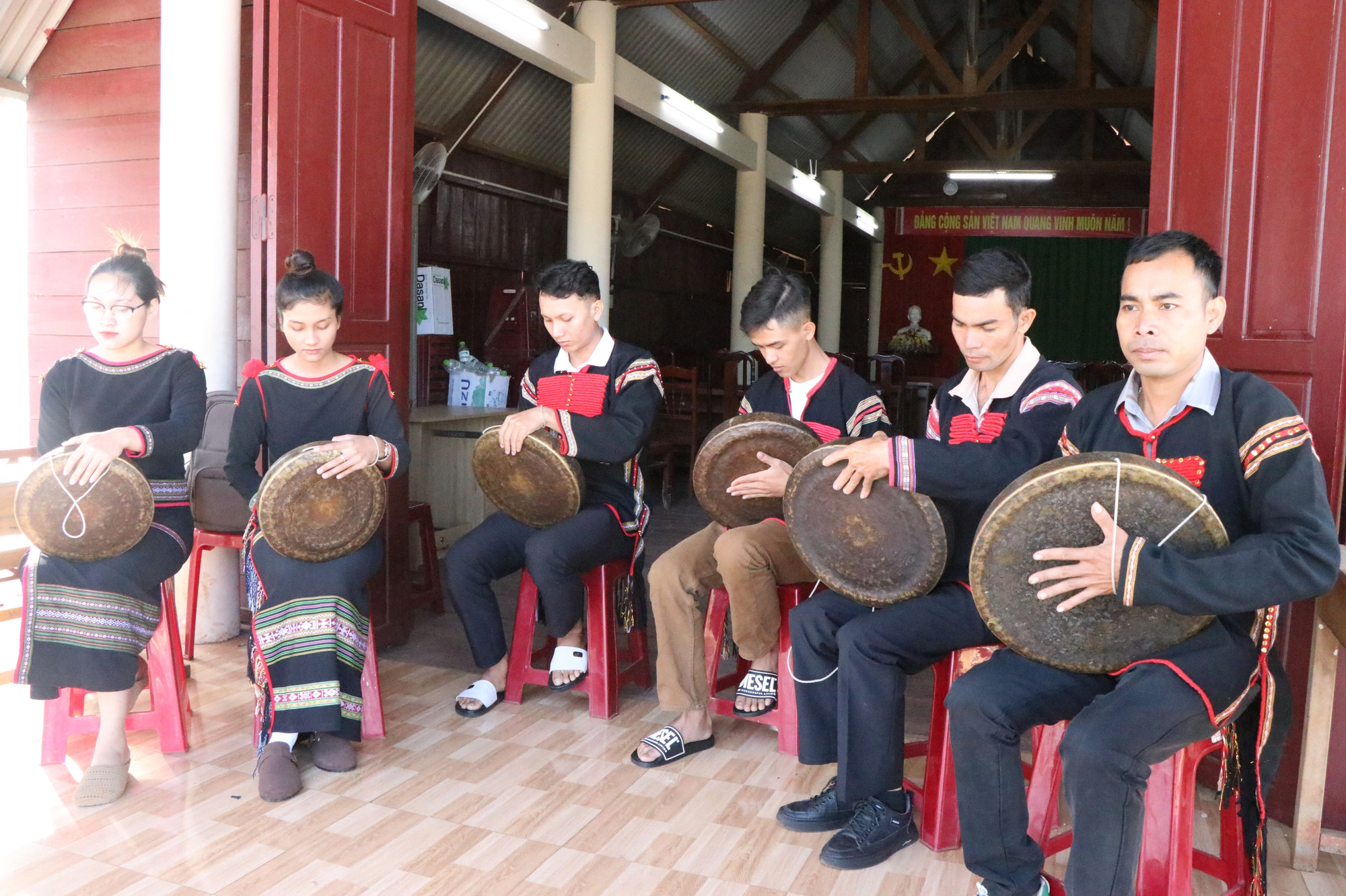 Đảng viên Y Loang Niê Hra (ngoài cùng bên phải), sinh năm 1990, dân tộc Ê Đê, trú tại buôn Dhă Prŏng, phường Buôn Ma Thuột, có nhiều đóng góp phong trào văn hóa, văn nghệ ở cơ sở.