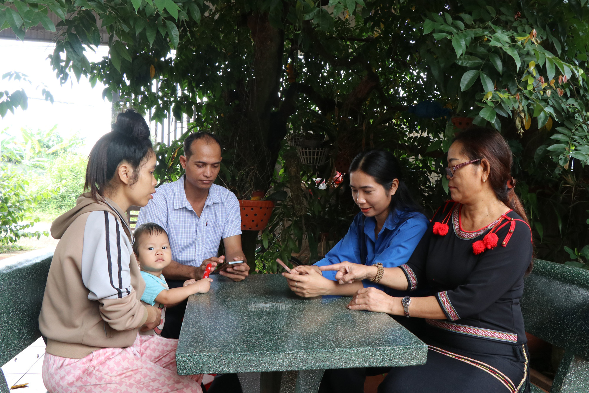 Đảng viên H’Lễ Buôn Krông (áo xanh), Bí thư Chi đoàn buôn H’Wiê, phường Ea Kao, tỉnh Đắk Lắk tích cực hỗ trợ bà con trong buôn tiếp cận các mô hình.