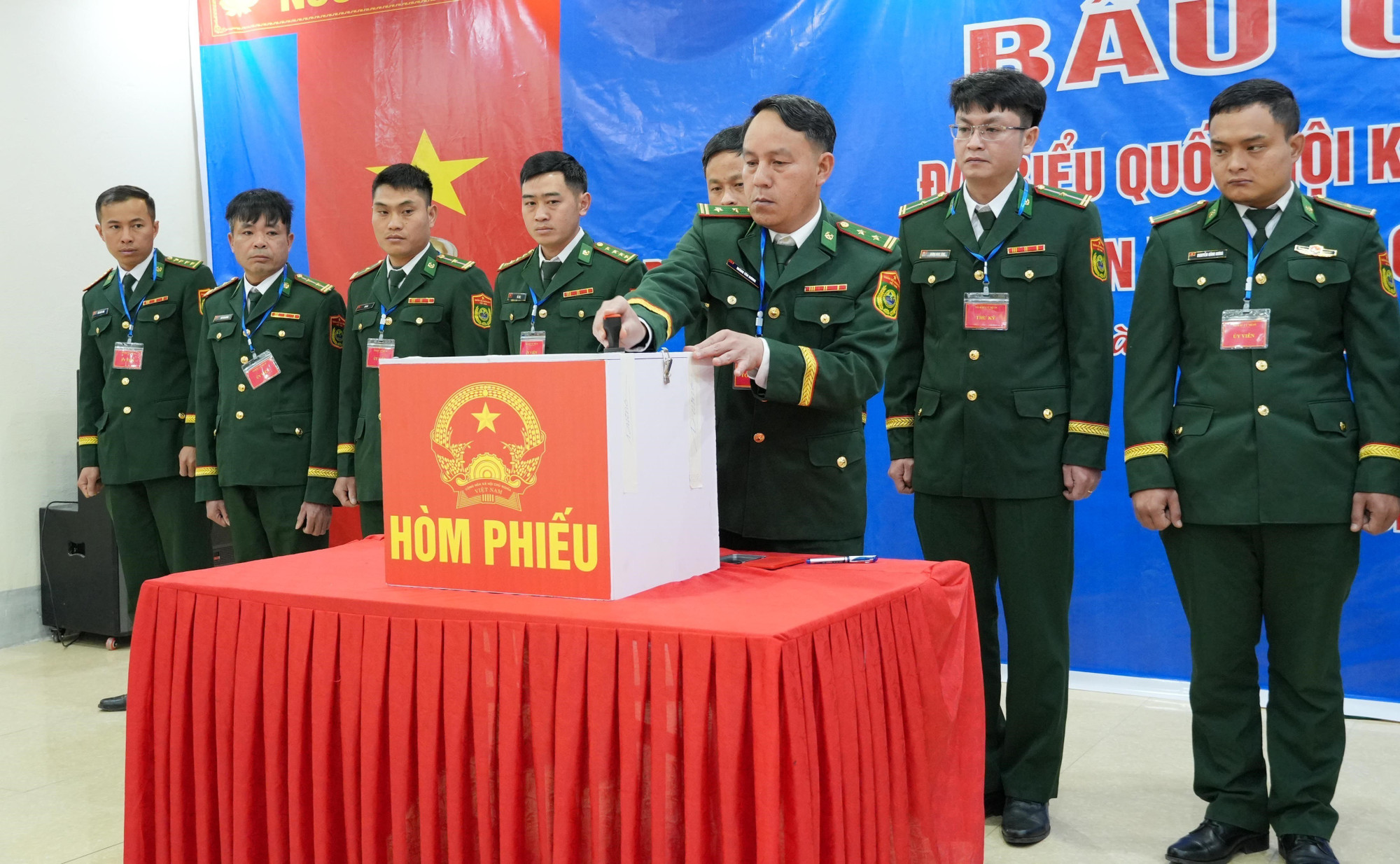 Thực hiện đóng dấu niêm phong hòm phiếu.