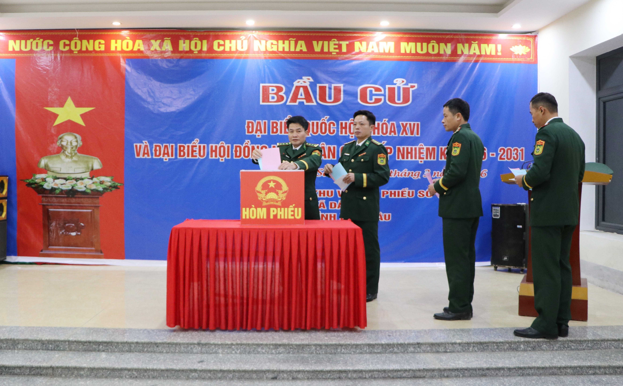 Các cử tri Đồn Biên phòng Dào San bỏ phiếu bầu cử đại biểu Quốc hội khóa XVI và đại biểu HĐND các cấp nhiệm kỳ 2026-2031.