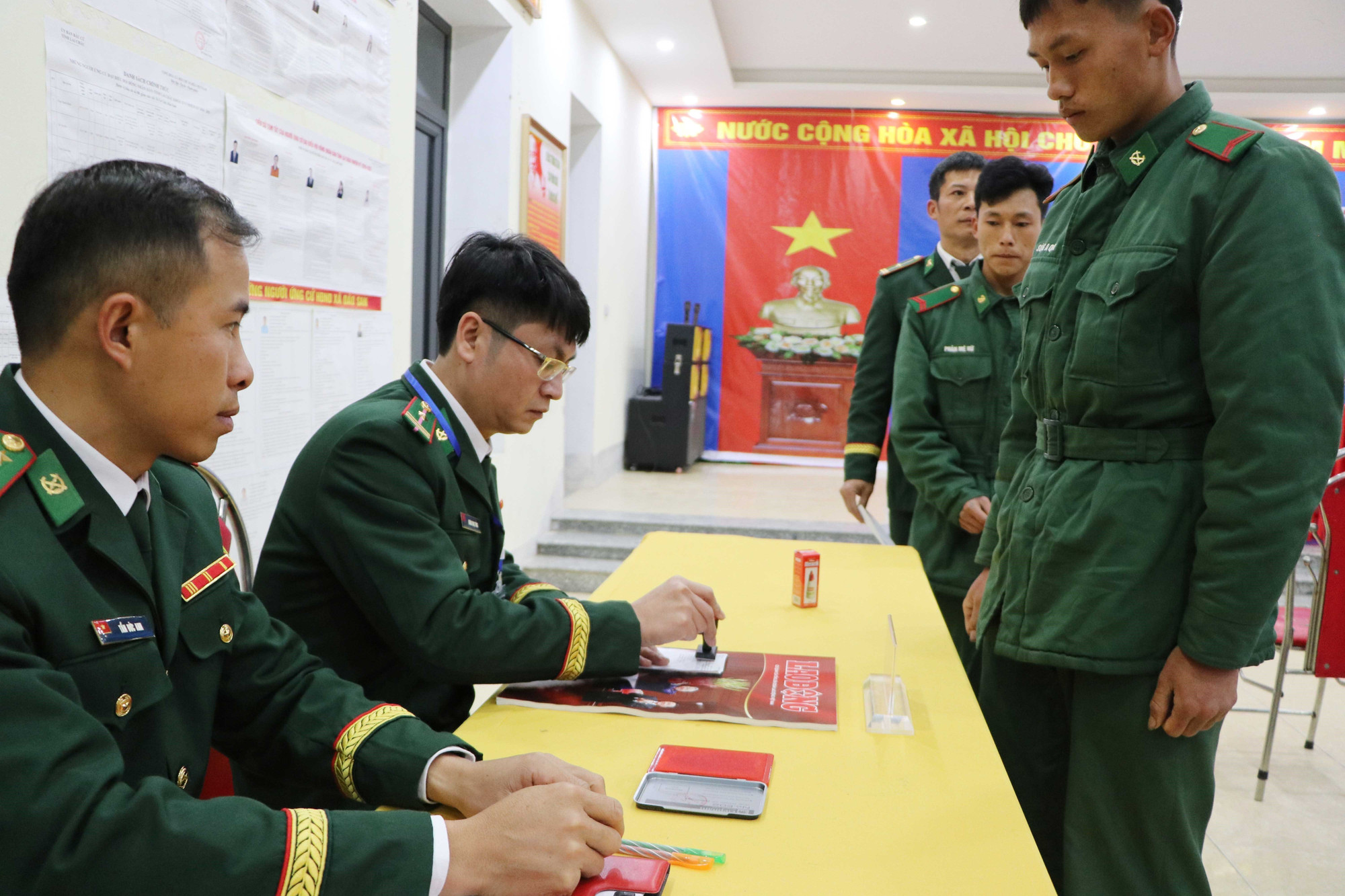 Các cử tri được đóng dấu hoàn thành việc bỏ phiếu.