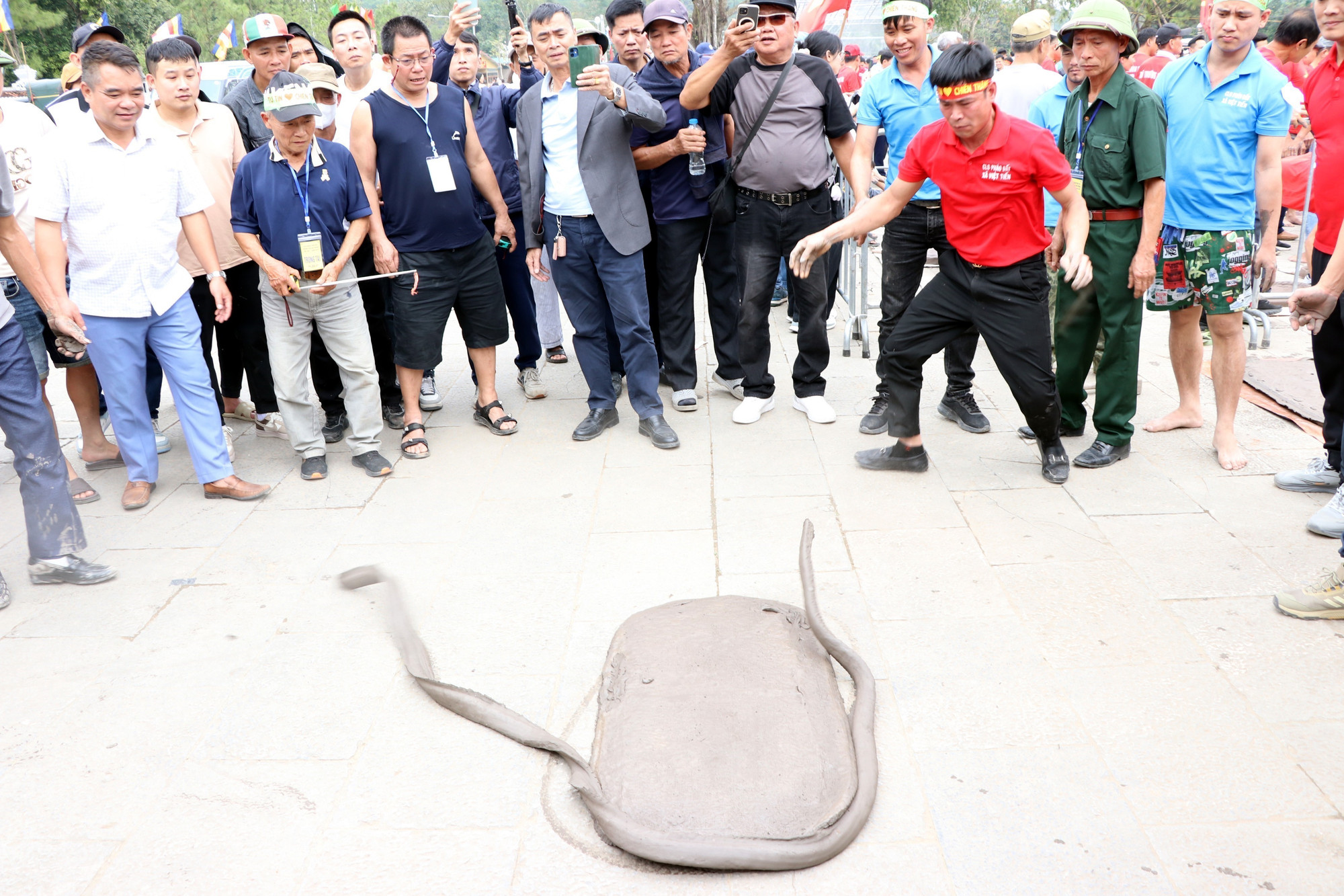 Pháo thủ ra pháo. Ảnh: Mạnh Tú/TTXVN