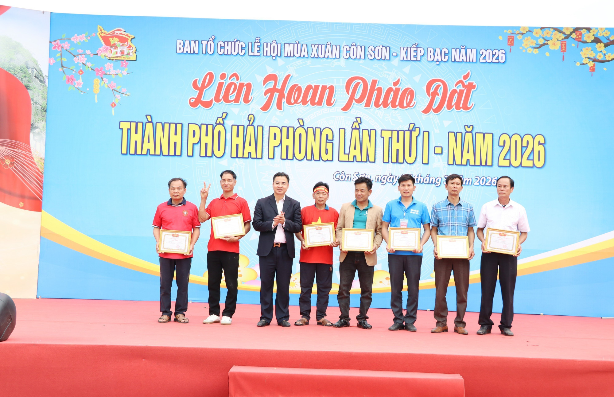 Trong ảnh: Trao giấy khen của Giám đốc Sở Văn hóa, Thể thao và Du lịch cho các đội tham gia liên hoan pháo đất Hải Phòng lần thứ nhất Ảnh: Mạnh Tú/TTXVN