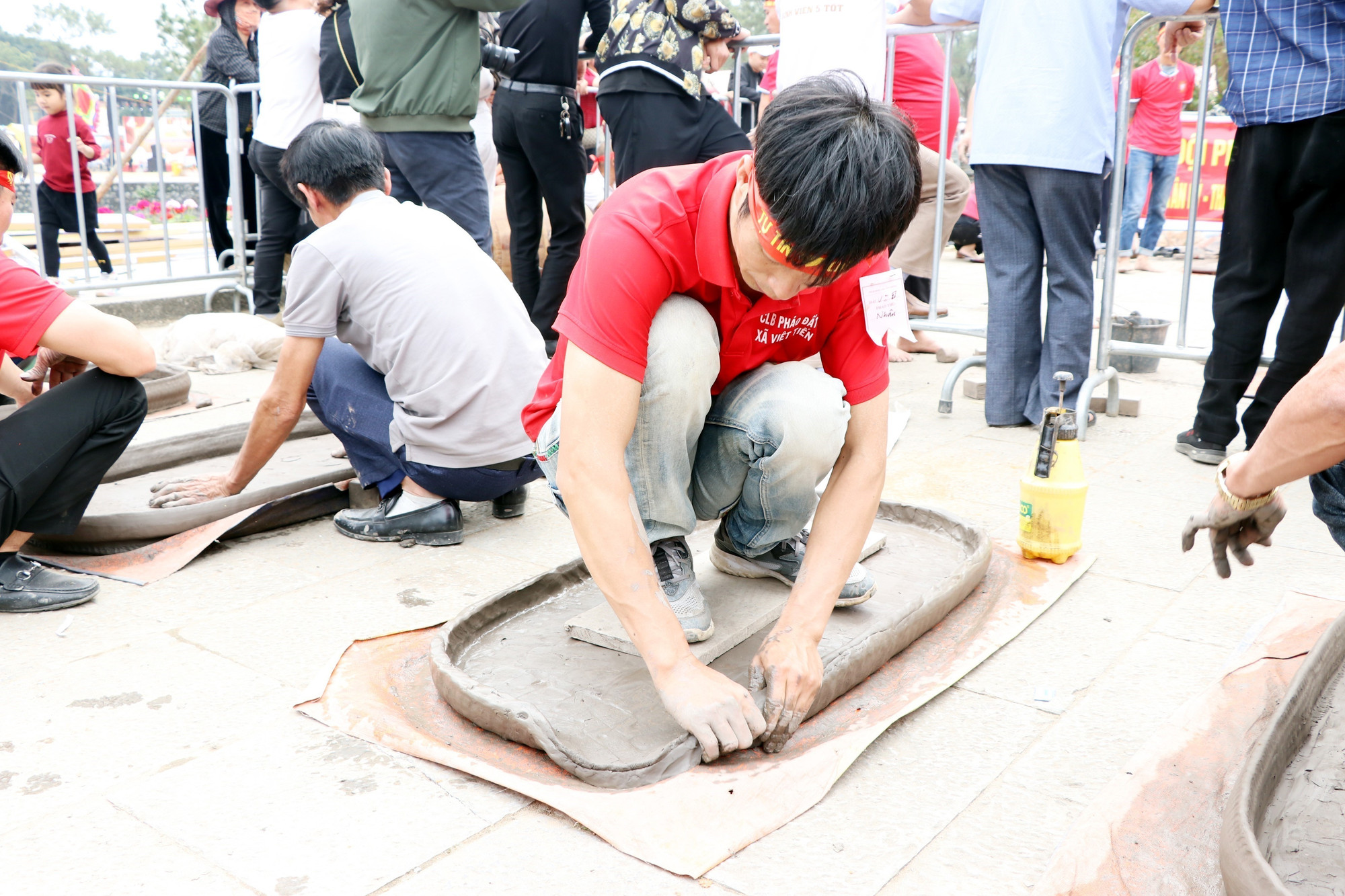 Pháo thủ làm pháo đất. Ảnh: Mạnh Tú/TTXVN