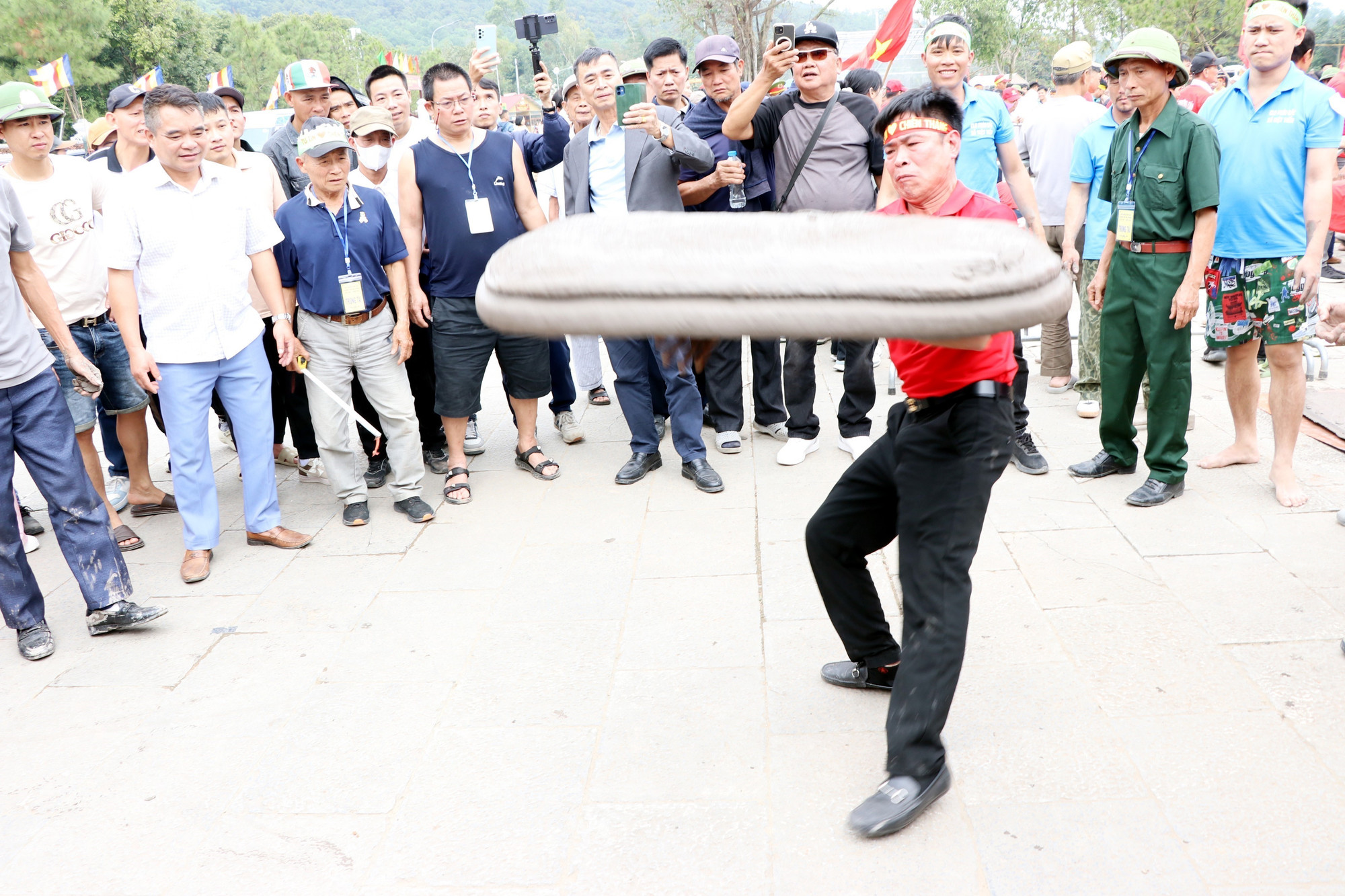 Pháo thủ ra pháo. Ảnh: Mạnh Tú/TTXVN