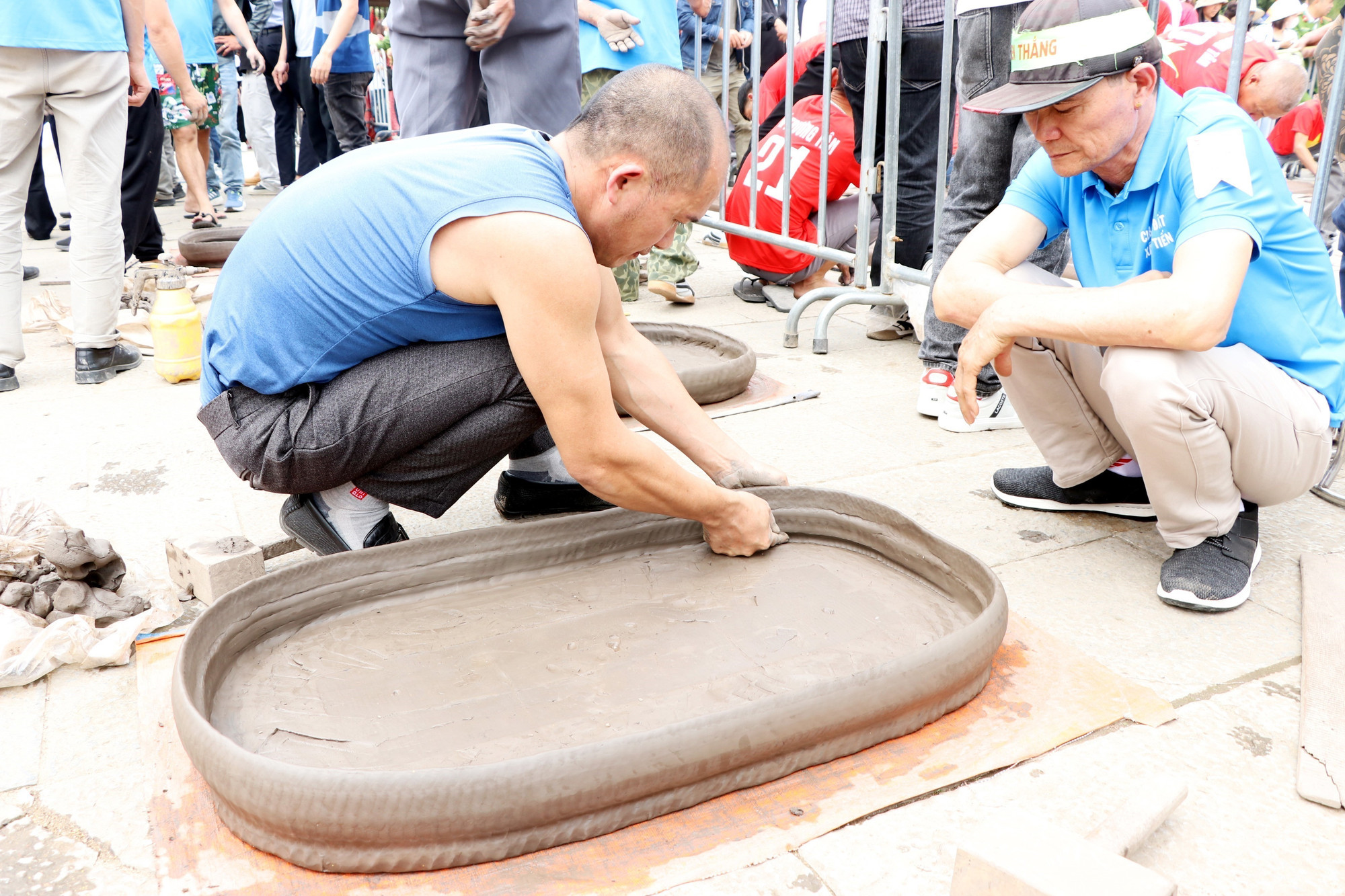 Pháo thủ làm pháo đất. Ảnh: Mạnh Tú/TTXVN