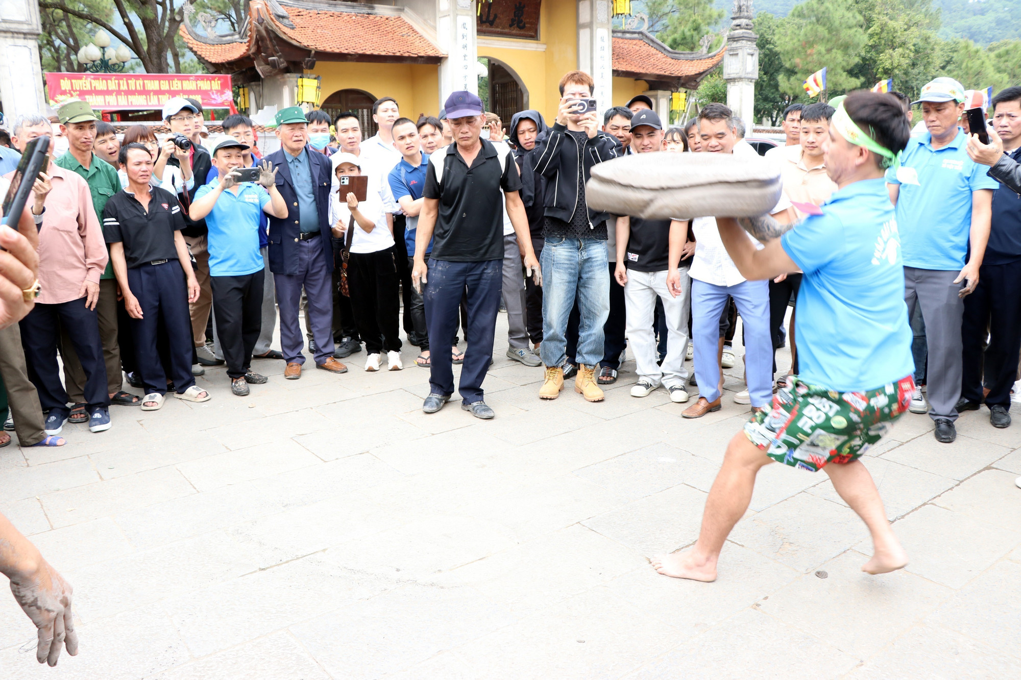 Pháo thủ ra pháo. Ảnh: Mạnh Tú/TTXVN