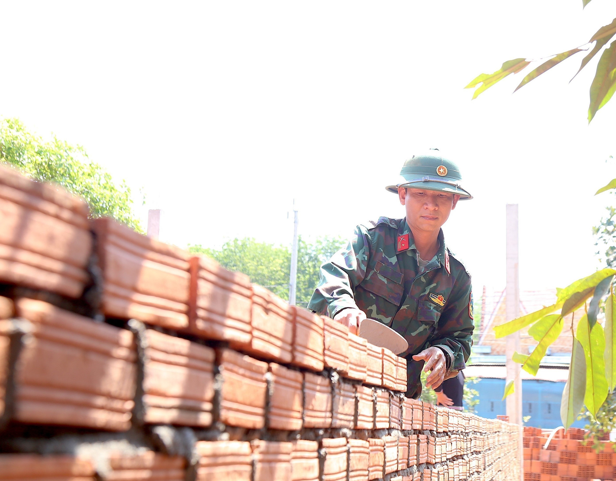 Lực lượng bộ đội chung tay xây dựng những ngôi nhà thắm tình quân - dân cho đồng bào vùng sâu, vùng biên giới Gia Lai. xoa-nha-tam-tai-gia-lai-252025d.jpg