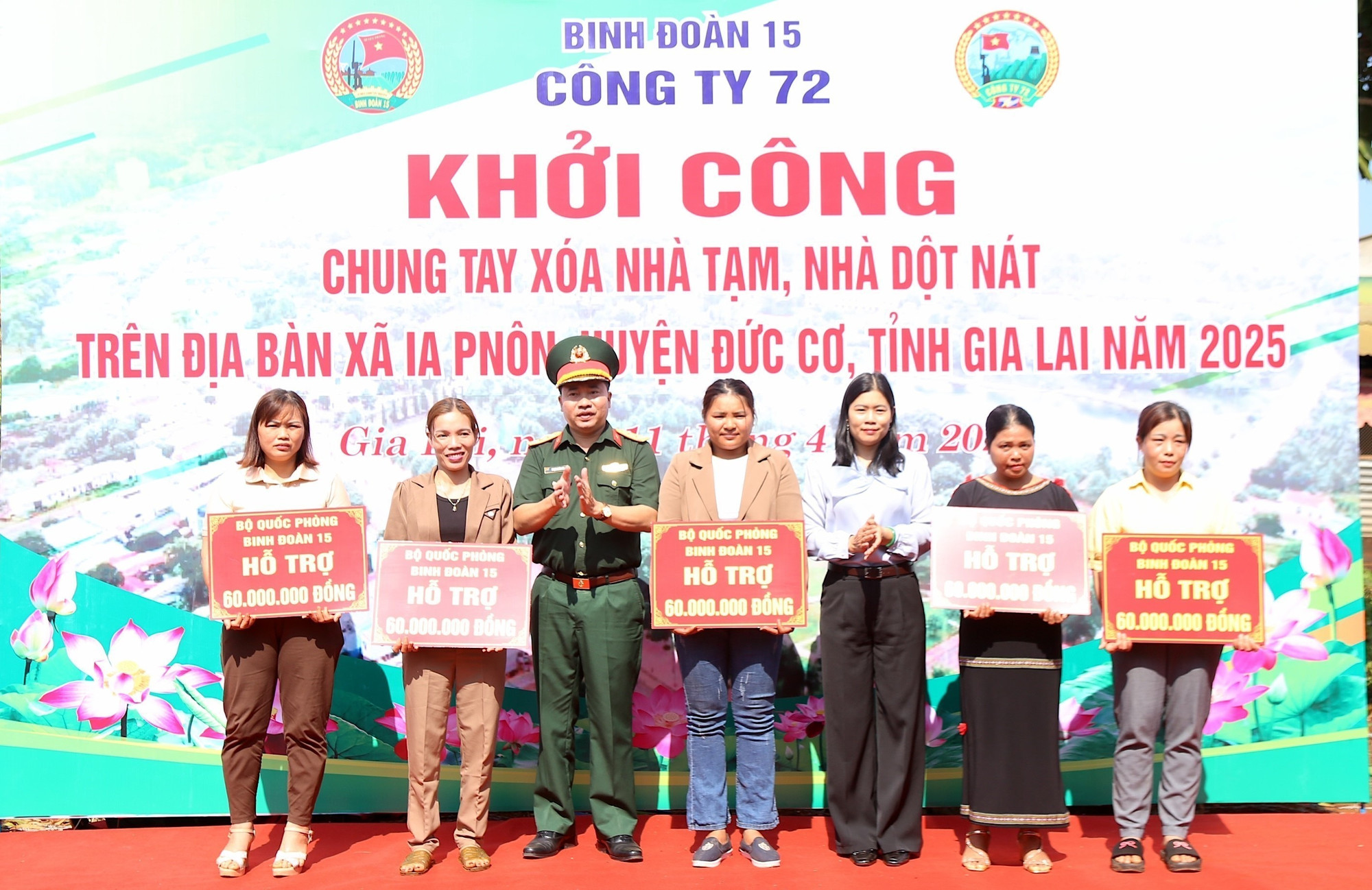 Binh đoàn 15 trao tặng tiền hỗ trợ thực hiện chương trình xoá nhà tạm, dột nát cho các gia đình được thụ hưởng. xoa-nha-tam-tai-gia-lai-252025a.jpg