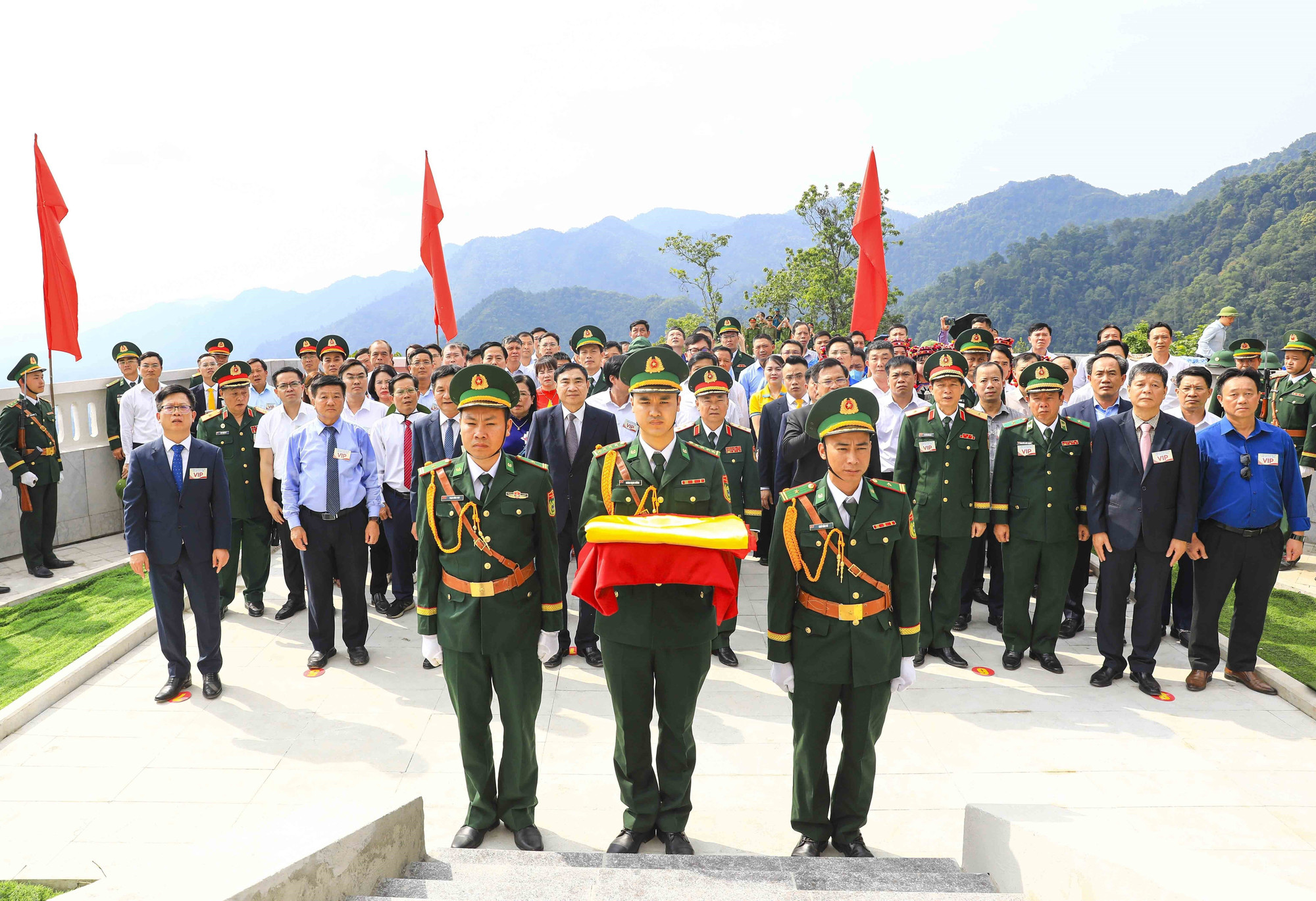 Nghi lễ thượng cờ trên Cột cờ A Pa Chải.