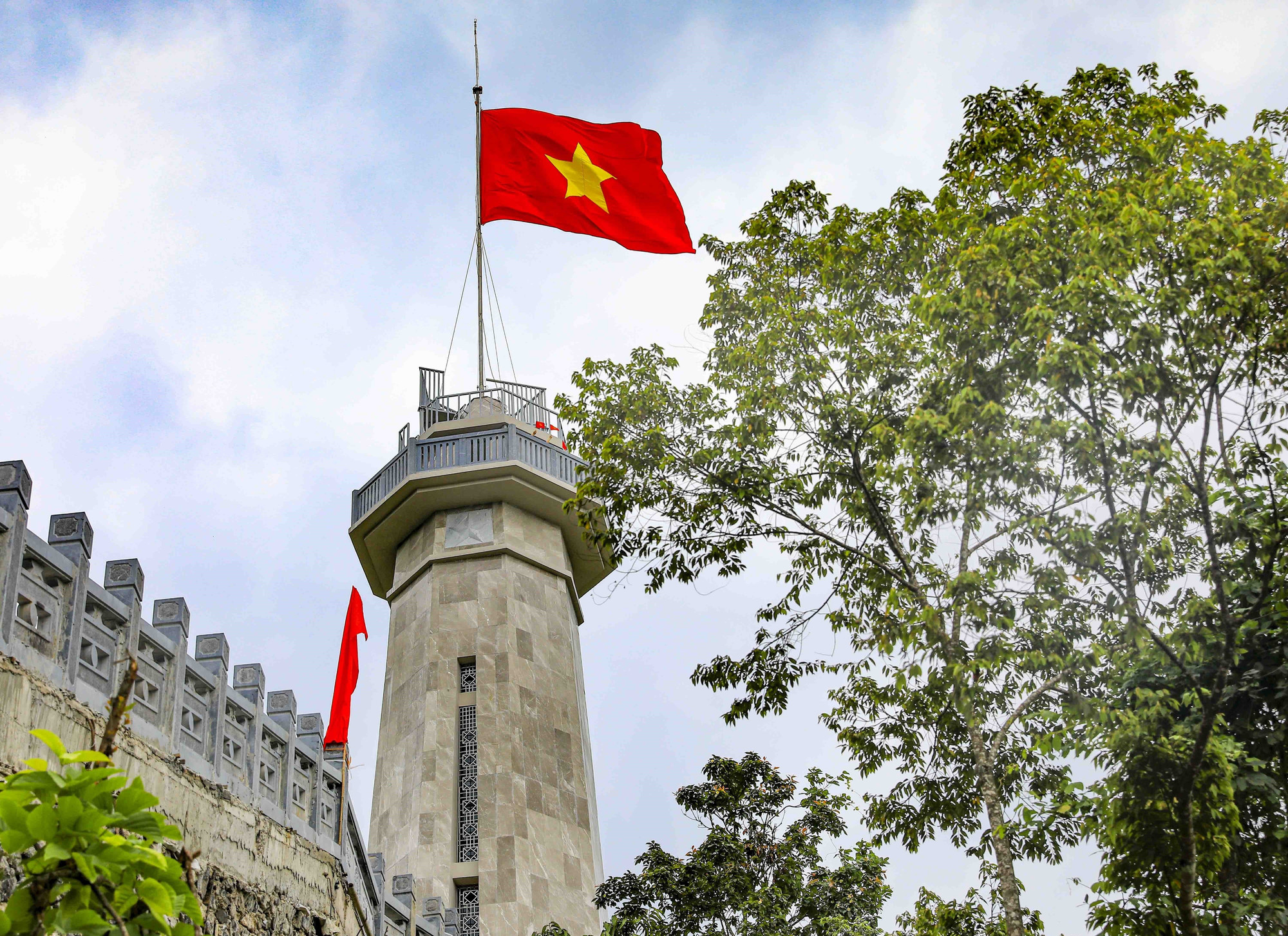 Cột cờ A Pa Chải, biểu tượng khẳng định chủ quyền lãnh thổ thiêng liêng nơi cực Tây Tổ quốc.