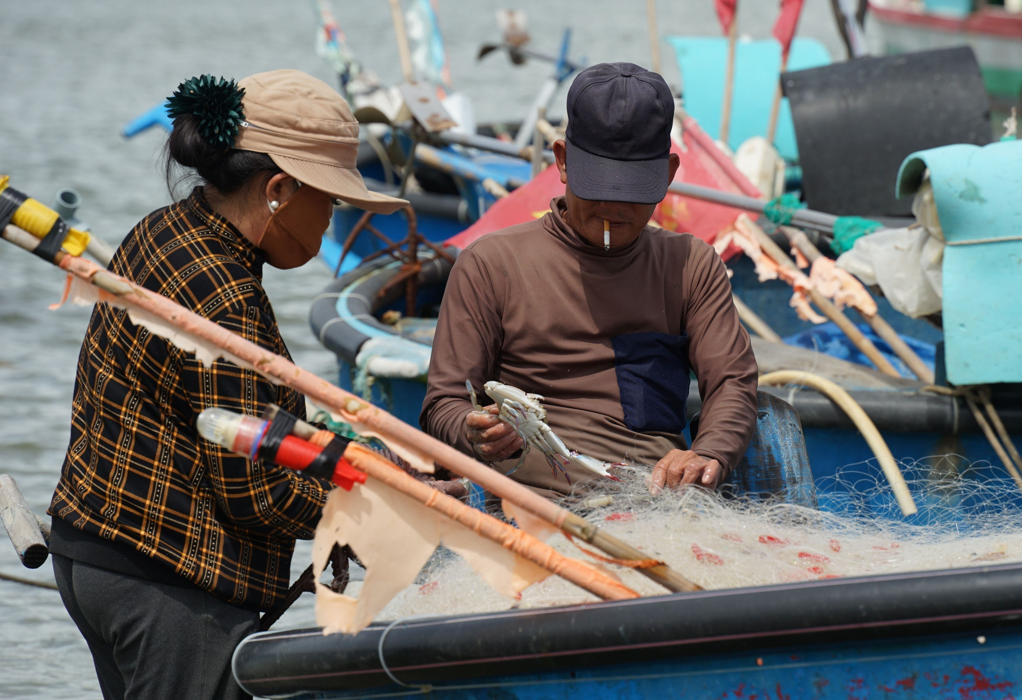 Ngư dân gỡ lưới, thu hoạch sau mỗi chuyến biển. Ngư dân gỡ lưới, thu hoạch sau mỗi chuyến biển.