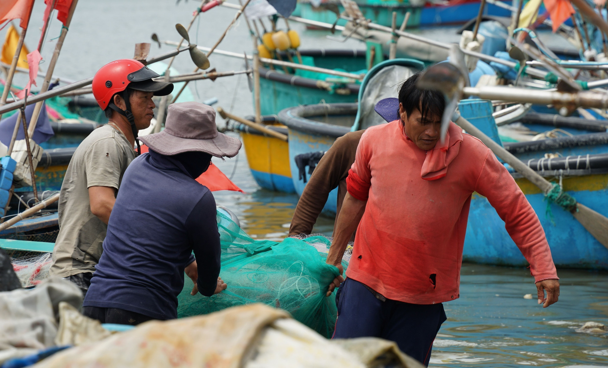 Ngư dân cùng nhau kéo lưới cụ vào bờ sau mỗi chuyến biển. Ngư dân cùng nhau kéo lưới cụ vào bờ sau mỗi chuyến biển.