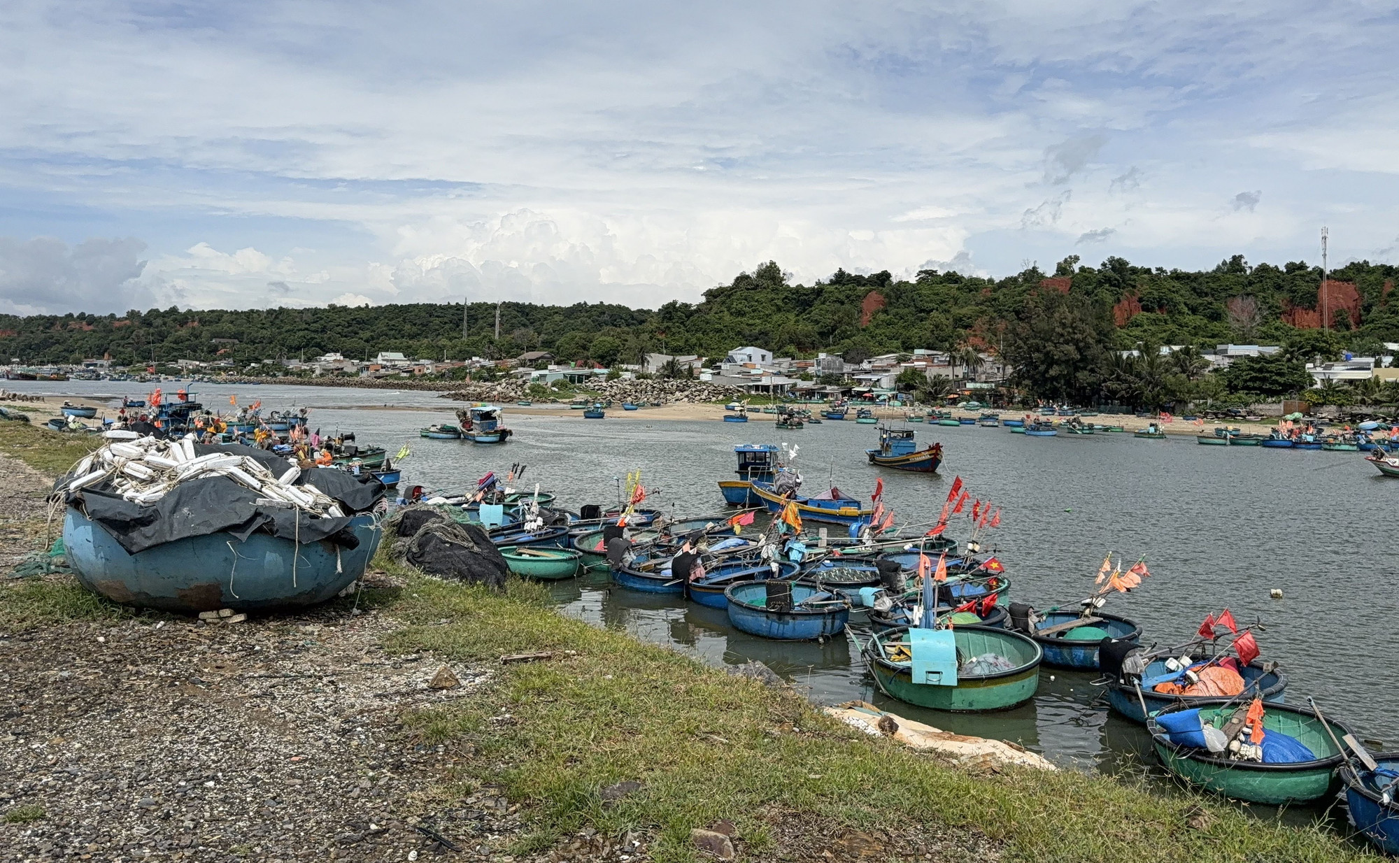 Nơi neo đậu thuyền thúng ở làng chài phường Tiến Thành, tỉnh Lâm Đồng. Nơi neo đậu thuyền thúng ở làng chài phường Tiến Thành, tỉnh Lâm Đồng.