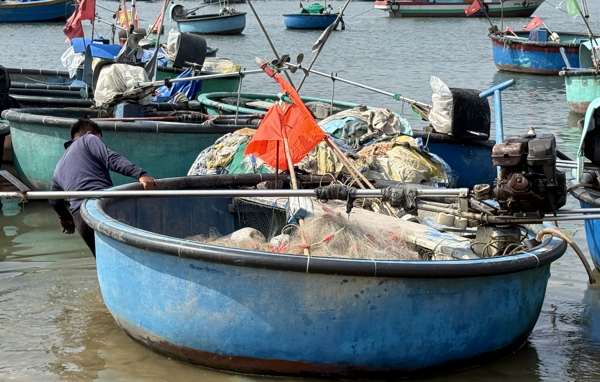 Chiếc thuyền thúng được xem là phương tiện gắn bó mật thiết với ngư dân. Chiếc thuyền thúng được xem là phương tiện gắn bó mật thiết với ngư dân.