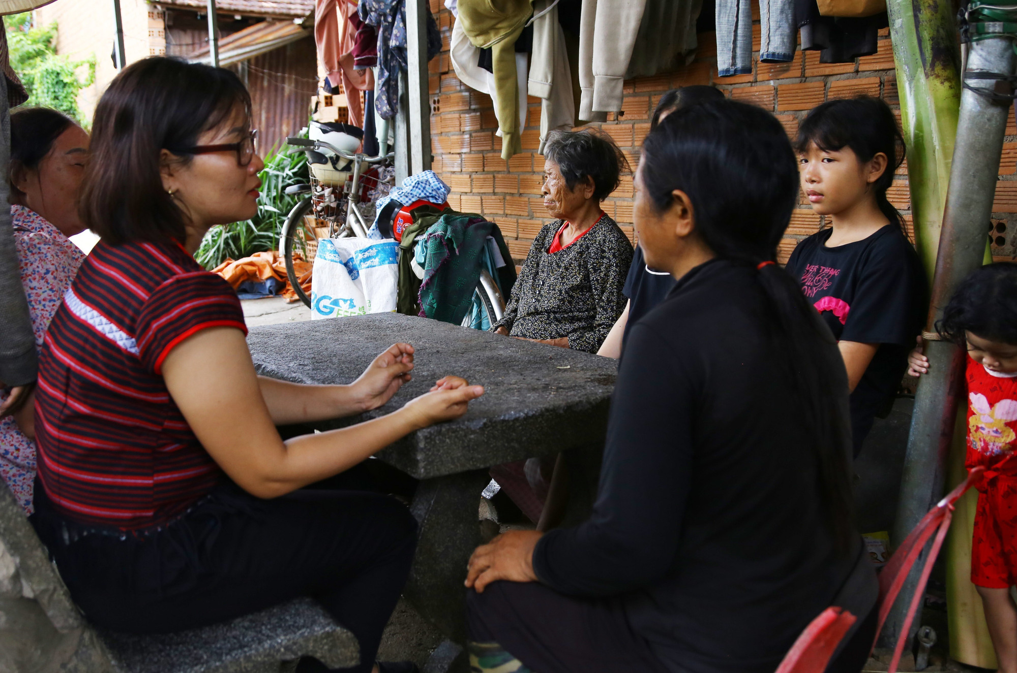 Với vai trò là người uy tín trong đồng bào dân tộc Chơ Ro tại xã Xuân Thành (Đồng Nai), chị Nguyễn Hồng Nữ thường xuyên đến các hộ dân để gặp gỡ, tuyên truyền chính sách của Đảng và Nhà nước cho người dân. Với vai trò là người uy tín trong đồng bào dân tộc Chơ Ro tại xã Xuân Thành (Đồng Nai), chị Nguyễn Hồng Nữ thường xuyên đến các hộ dân để gặp gỡ, tuyên truyền chính sách của Đảng và Nhà nước cho người dân.