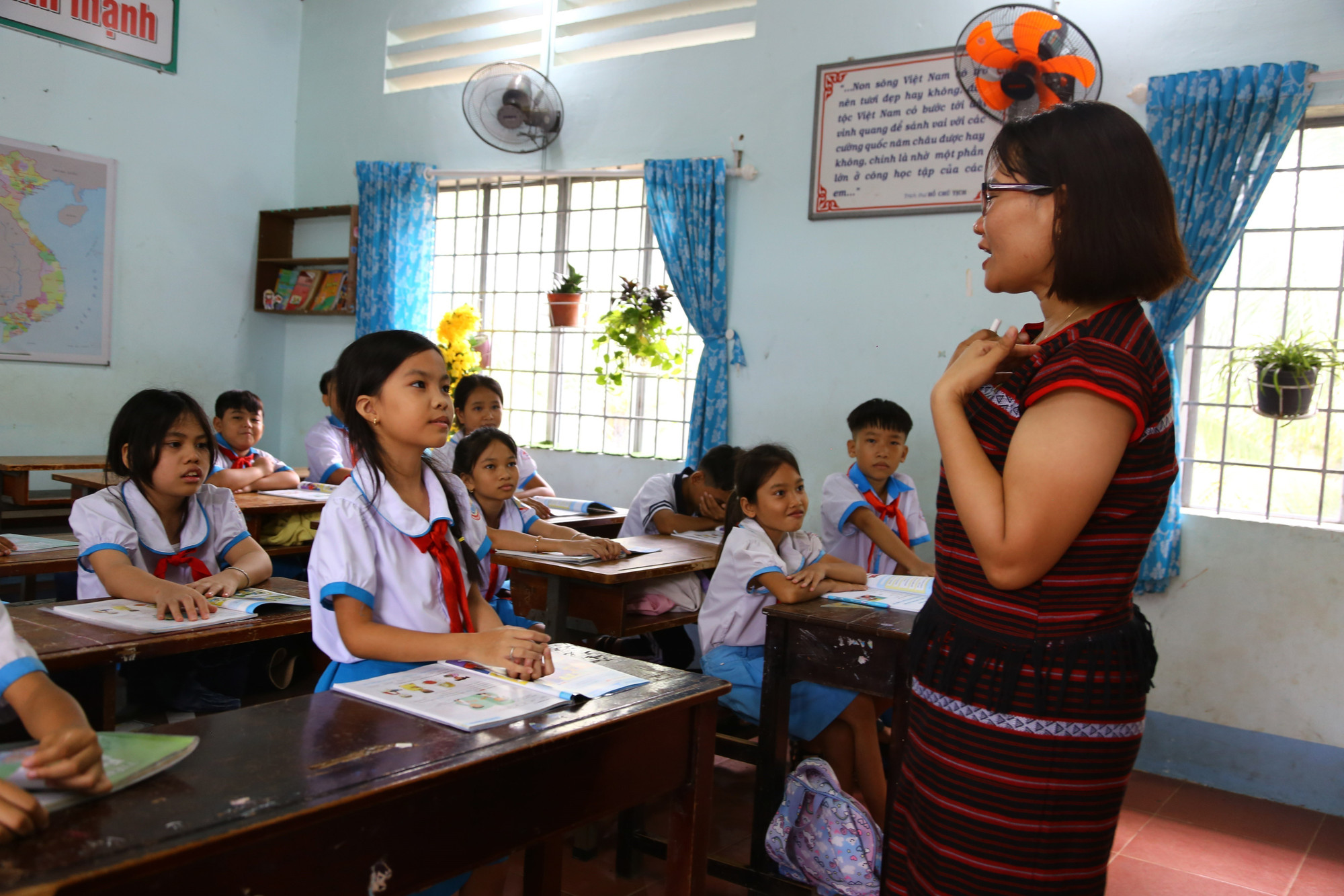 Cô giáo Nguyễn Hồng Nữ hướng dẫn học sinh trường Tiểu học Nguyến Khuyến (xã Xuân Thành, tỉnh Đồng Nai) phát âm tiếng Anh. Cô giáo Nguyễn Hồng Nữ hướng dẫn học sinh trường Tiểu học Nguyến Khuyến (xã Xuân Thành, tỉnh Đồng Nai) phát âm tiếng Anh.