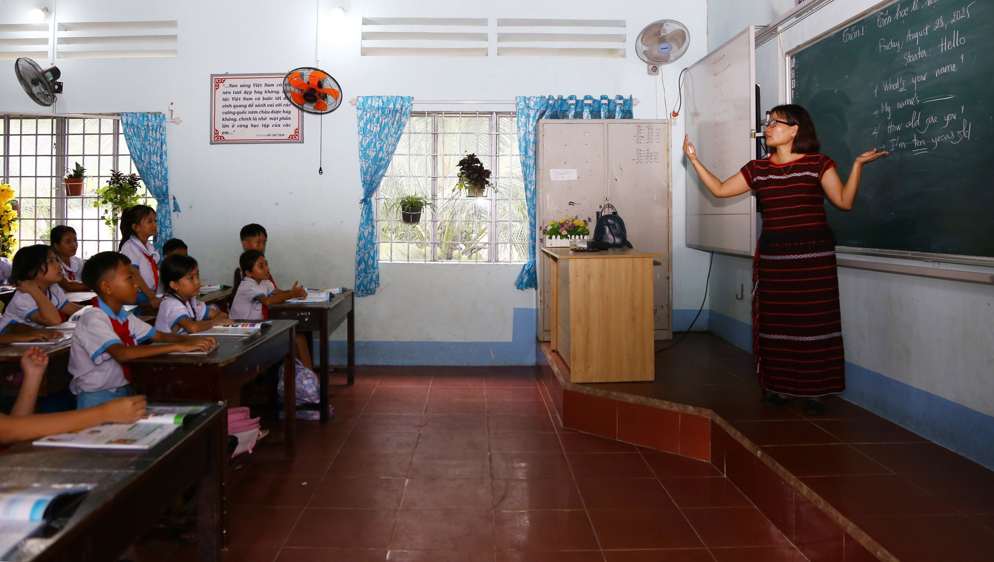 Giờ học tiếng Anh của học sinh trường Tiểu học Nguyến Khuyến (xã Xuân Thành, tỉnh Đồng Nai). Giờ học tiếng Anh của học sinh trường Tiểu học Nguyến Khuyến (xã Xuân Thành, tỉnh Đồng Nai).