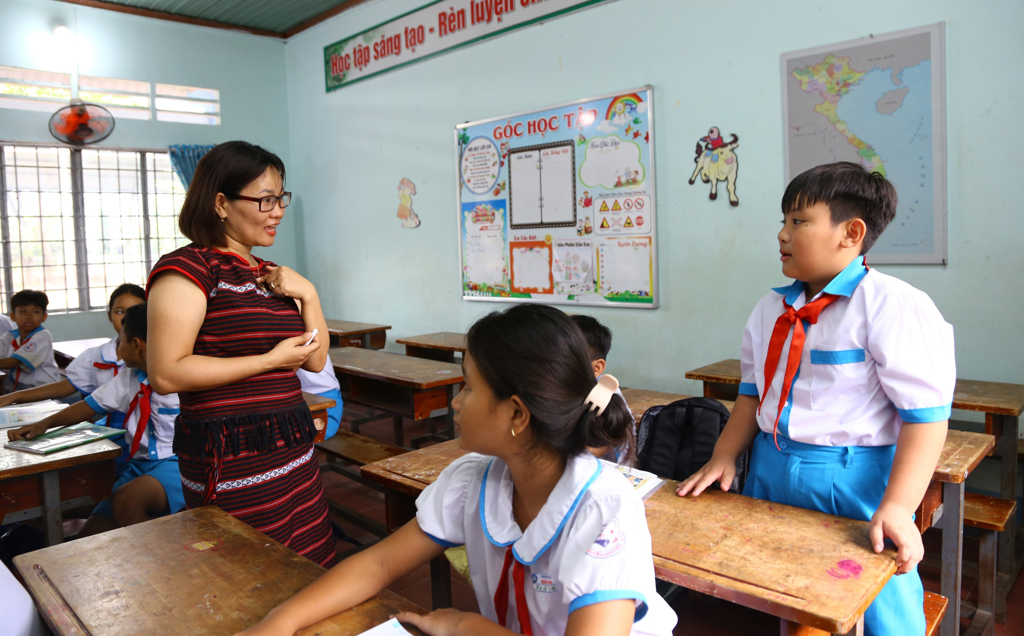 Cô Nguyễn Hồng Nữ luôn thay đổi phương pháp dạy giúp học sinh mạnh dạn giao tiếp và phát triển tiếng Anh. Cô Nguyễn Hồng Nữ luôn thay đổi phương pháp dạy giúp học sinh mạnh dạn giao tiếp và phát triển tiếng Anh.