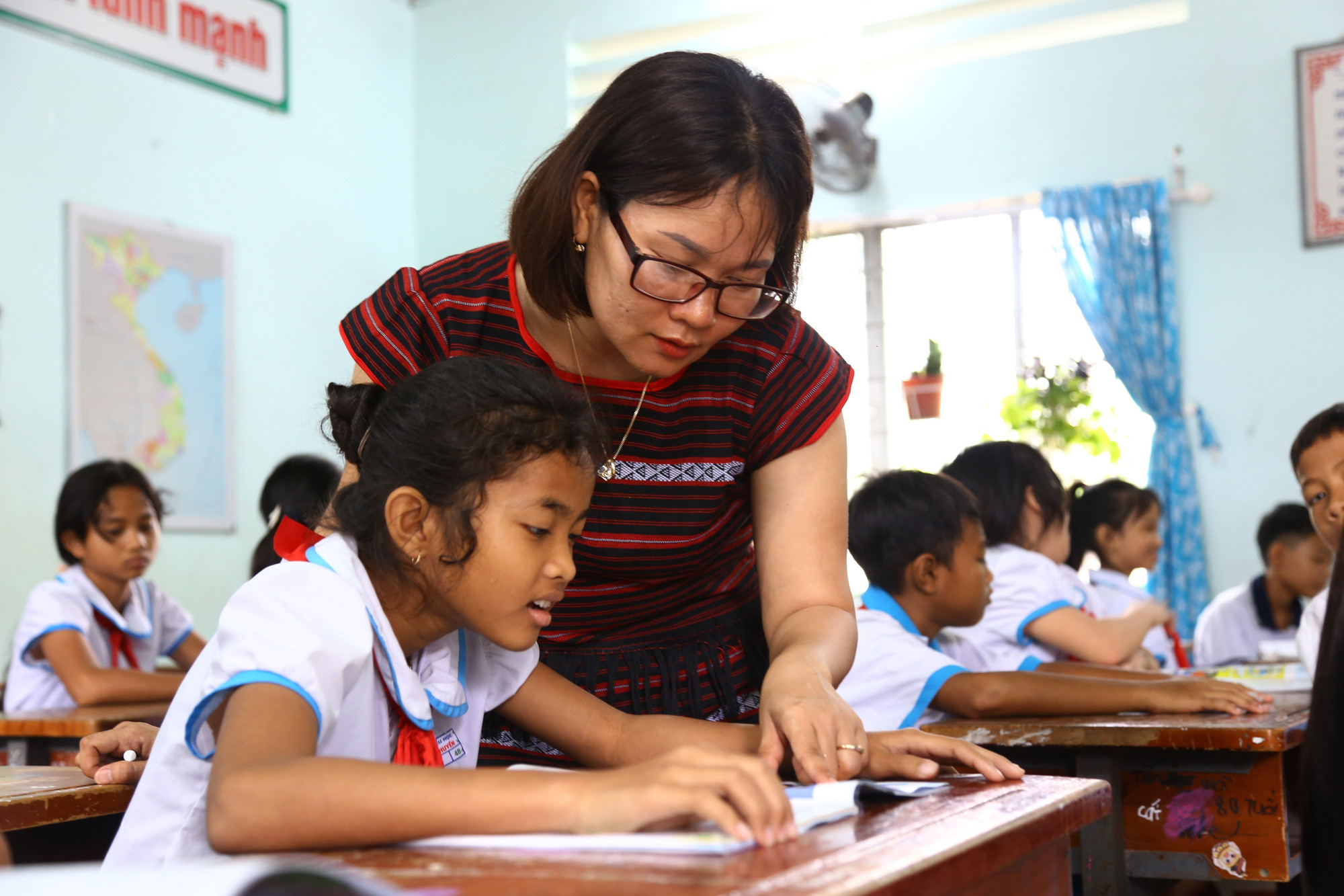 Cô giáo Nguyễn Hồng Nữ hướng dẫn học sinh trường Tiểu học Nguyễn Khuyến (xã Xuân Thành, tỉnh Đồng Nai) trong giờ học. van-hoa-cho-ro-6.jpg