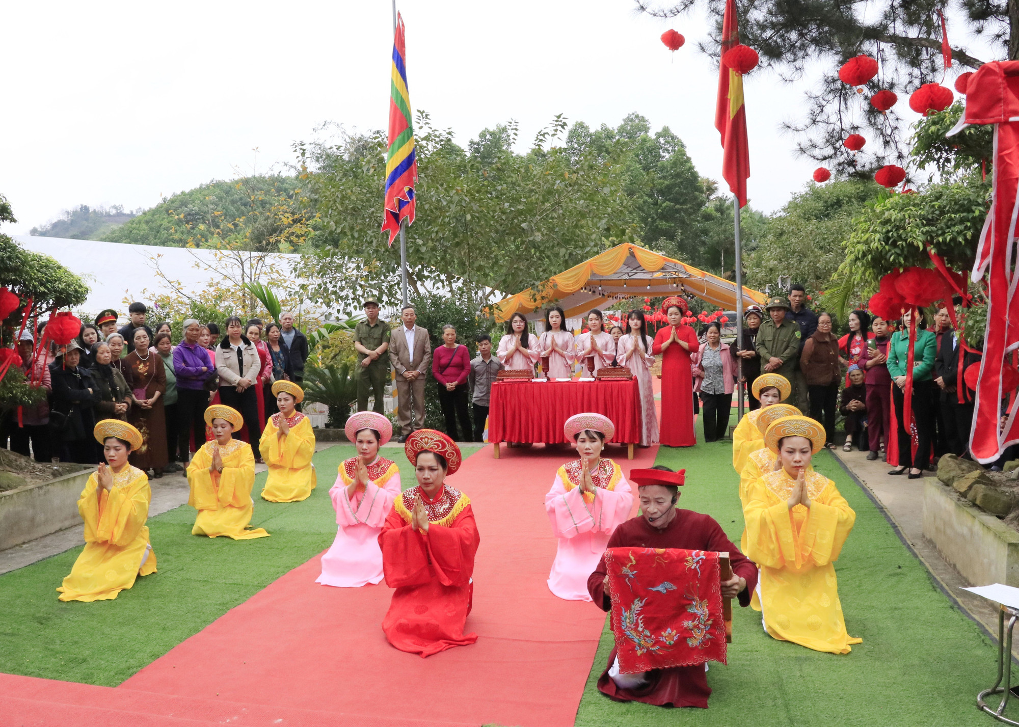 Nghi thức tế lễ truyền thống tại đền Hạ Bằng La.