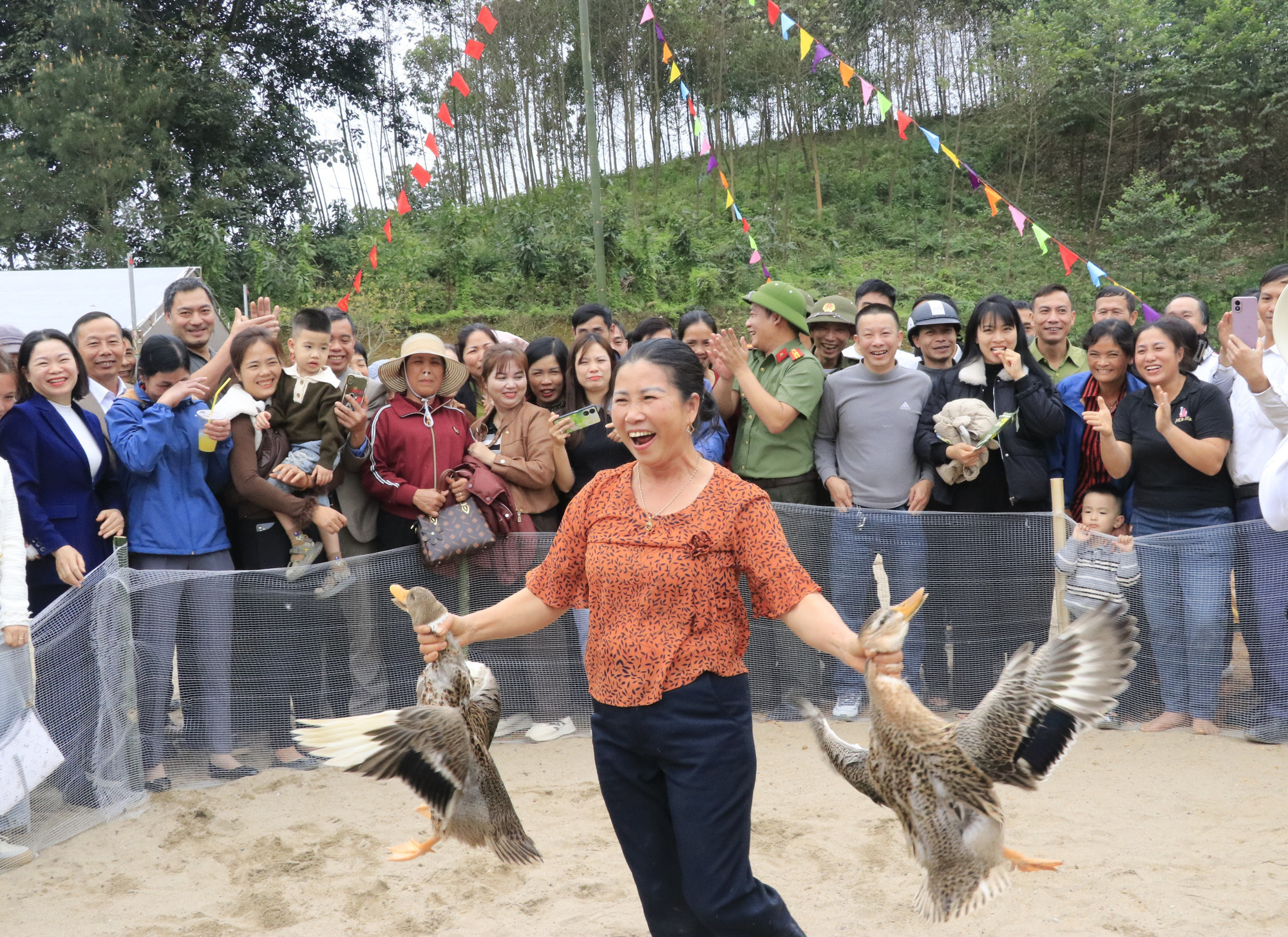 Niềm vui của người dân khi bắt được vịt.