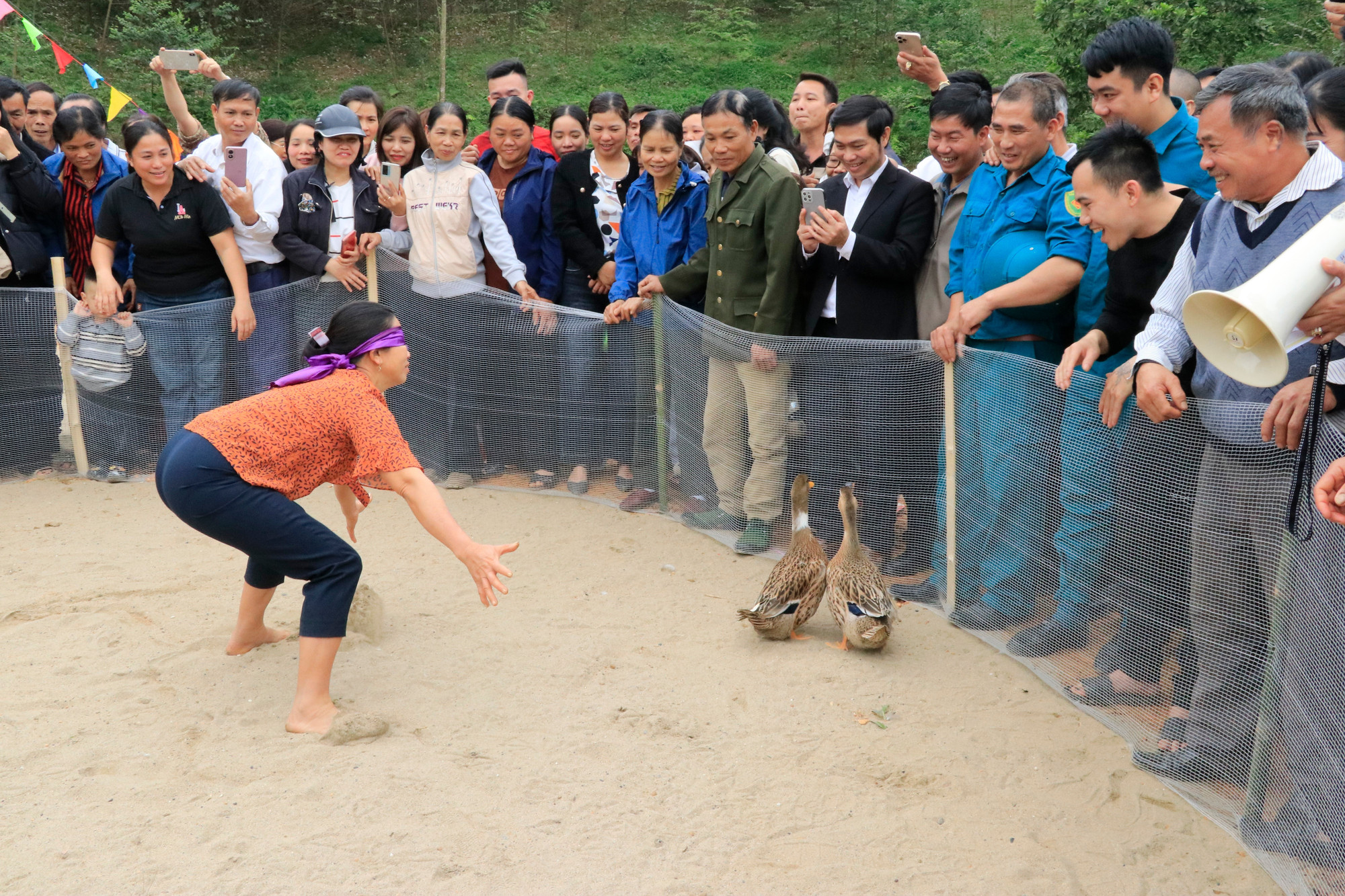 Trò chơi bịt mắt bắt vịt thu hút sự tham gia đông đảo của người dân.