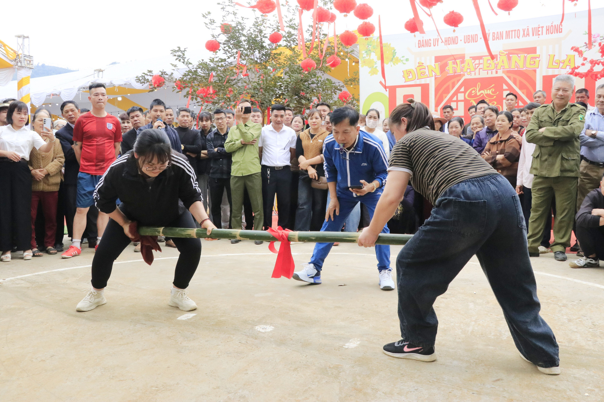 Trò chơi đẩy gậy cũng thu hút đông đảo sự tham gia của các vận động viên.
