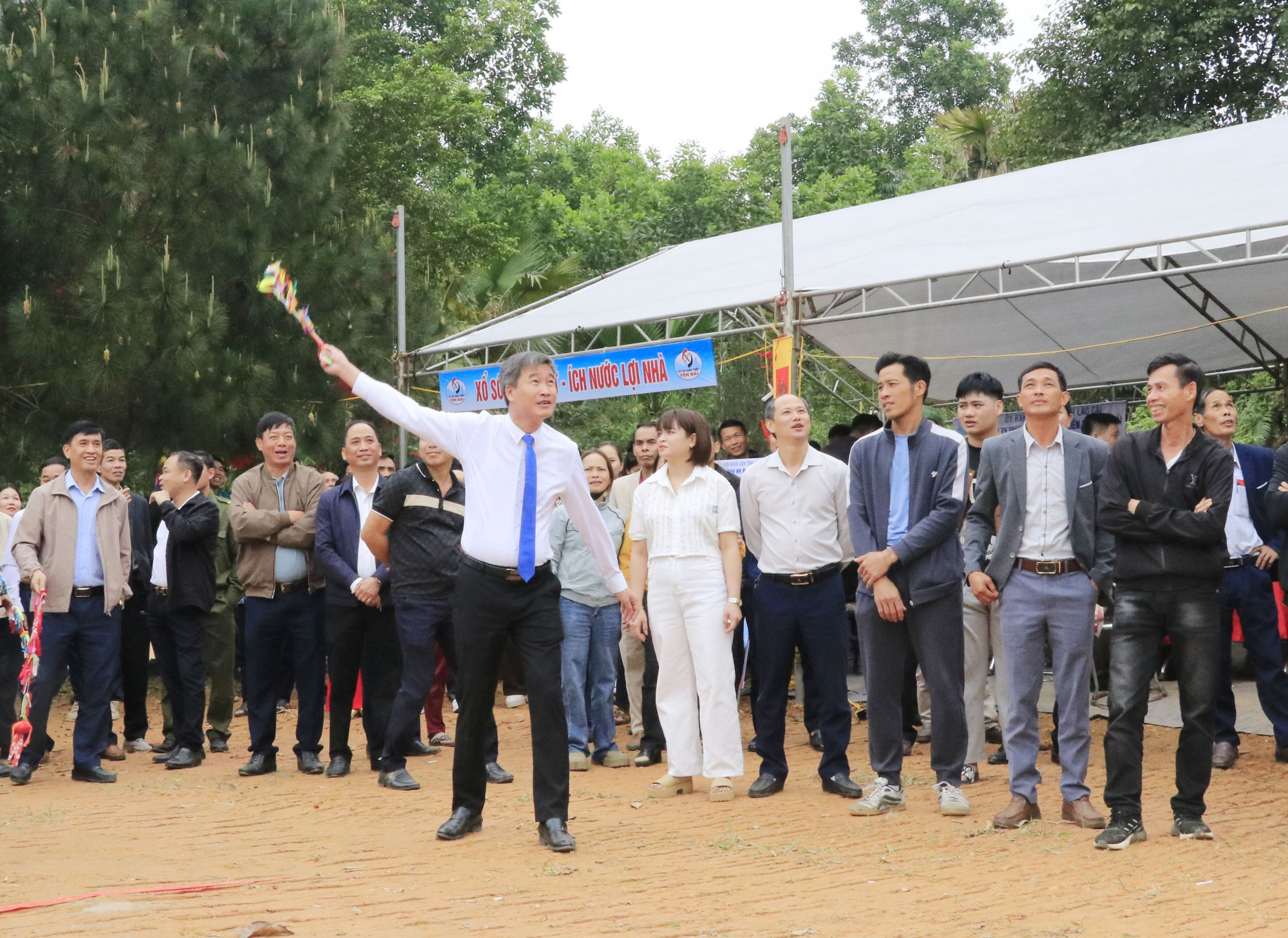 Bí thư Đảng ủy, Chủ tịch HĐND xã Việt Hồng Hoàng Mạnh Hà cùng nhân dân tham gia trò chơi ném còn.