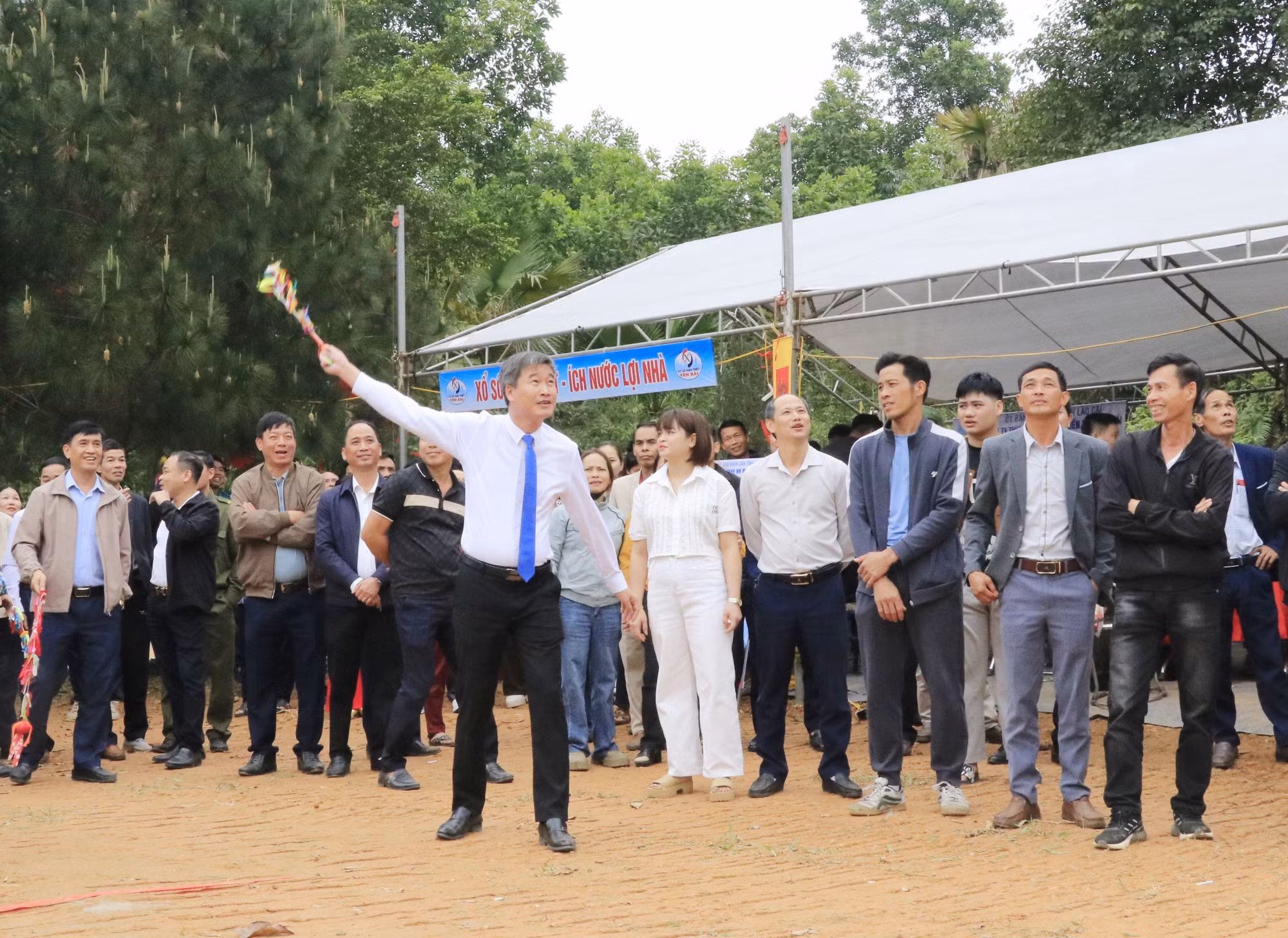 Bí thư Đảng ủy, Chủ tịch HĐND xã Việt Hồng Hoàng Mạnh Hà cùng nhân dân tham gia trò chơi ném còn.