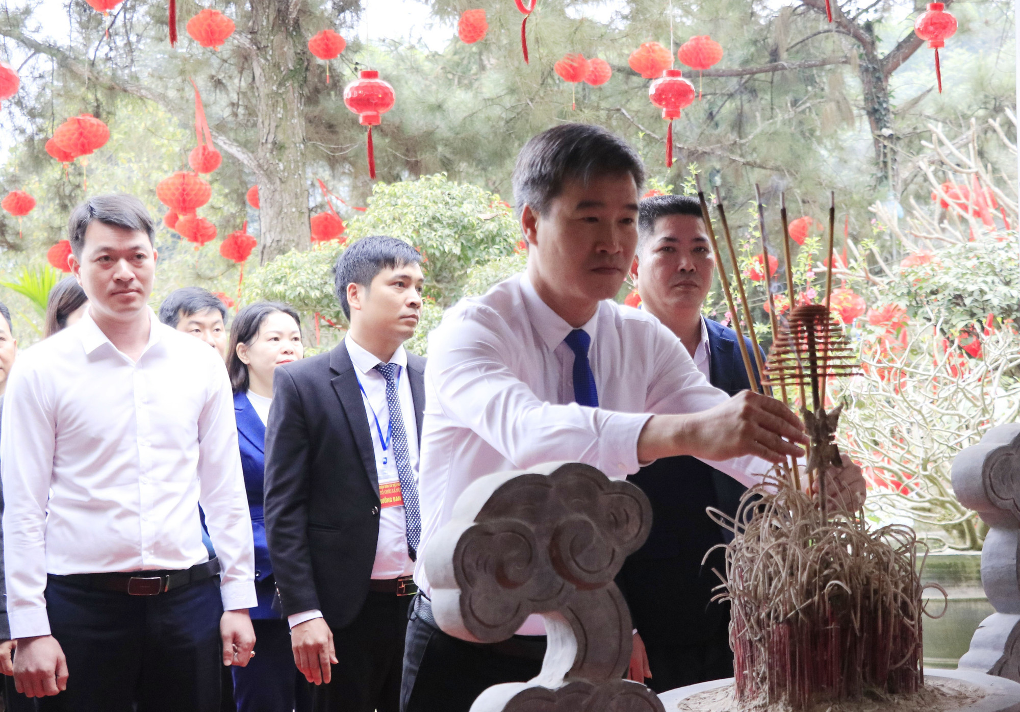 Bí thư Đảng ủy, Chủ tịch HĐND xã Việt Hồng Hoàng Mạnh Hà dâng hương tại Đền Hạ Bằng La, thành kính tưởng nhớ và tri ân Tam Tòa Thánh Mẫu cùng các bậc tiền nhân.