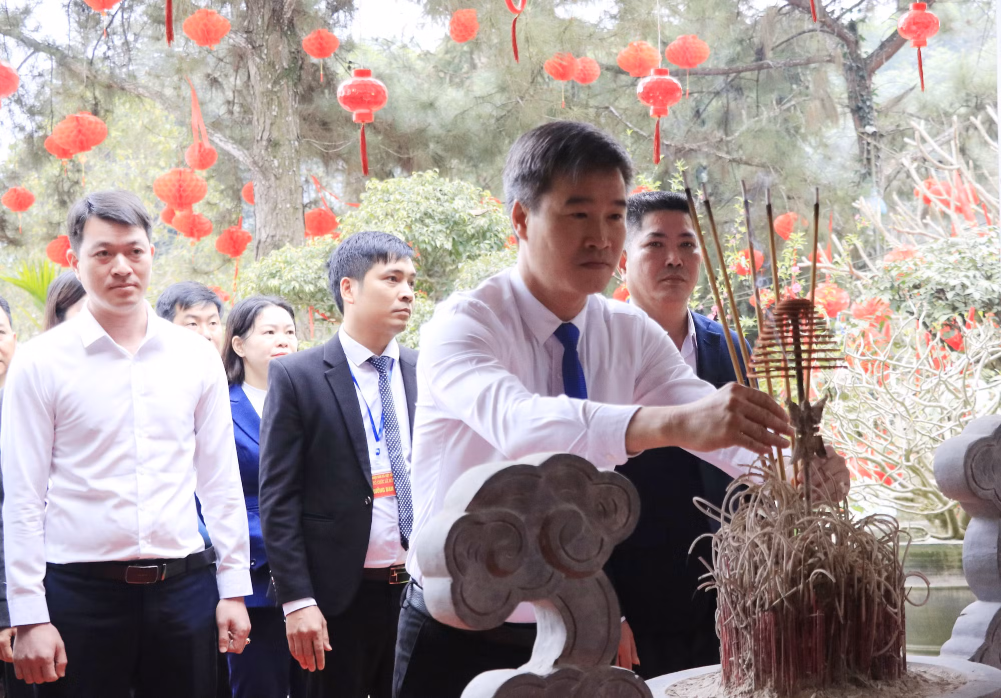 Bí thư Đảng ủy, Chủ tịch HĐND xã Việt Hồng Hoàng Mạnh Hà dâng hương tại Đền Hạ Bằng La, thành kính tưởng nhớ và tri ân Tam Tòa Thánh Mẫu cùng các bậc tiền nhân.