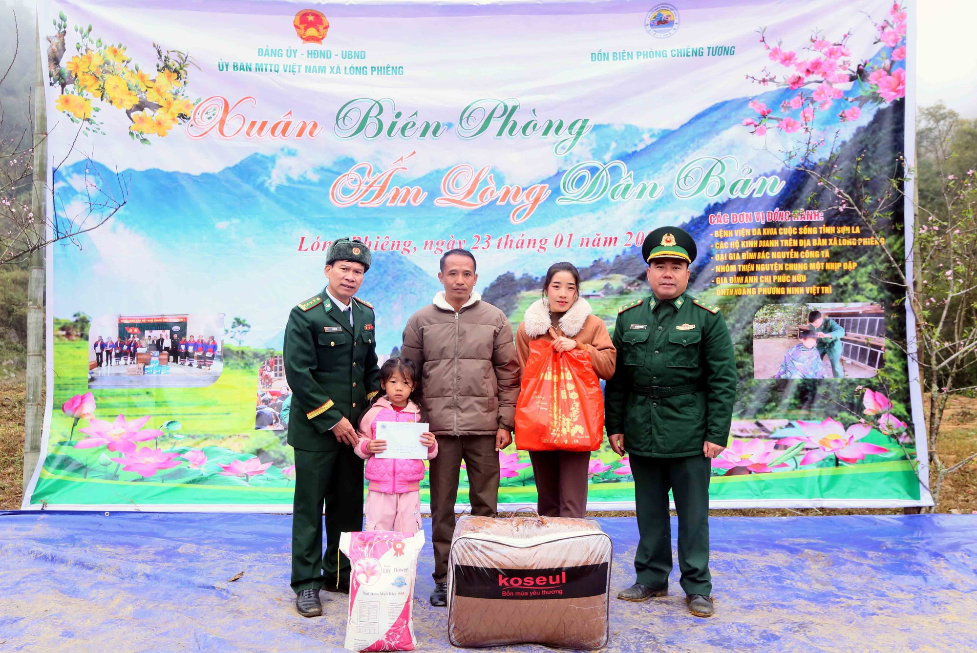 Trao quà, học bổng cho học sinh ở huyện Xiềng Khọ, tỉnh Hủa Phăn (Lào) là con nuôi Đồn Biên phòng Chiềng Tương tại Chương trình “Xuân Biên phòng, ấm lòng dân bản” ở xã biên giới Lóng Phiêng.