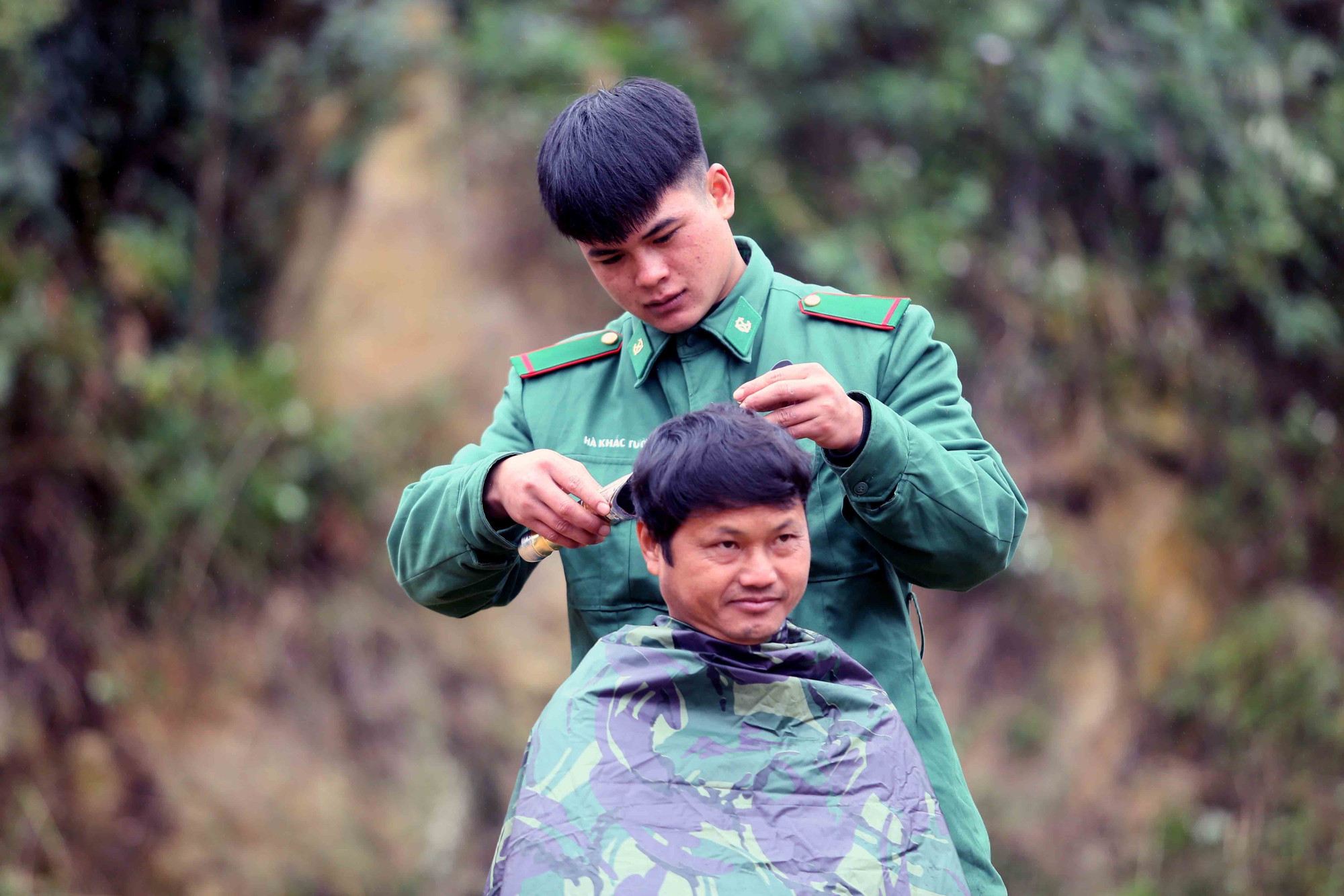 Cắt tóc miễn phí cho nhân dân tại Chương trình “Xuân Biên phòng, ấm lòng dân bản” ở xã biên giới Lóng Phiêng.