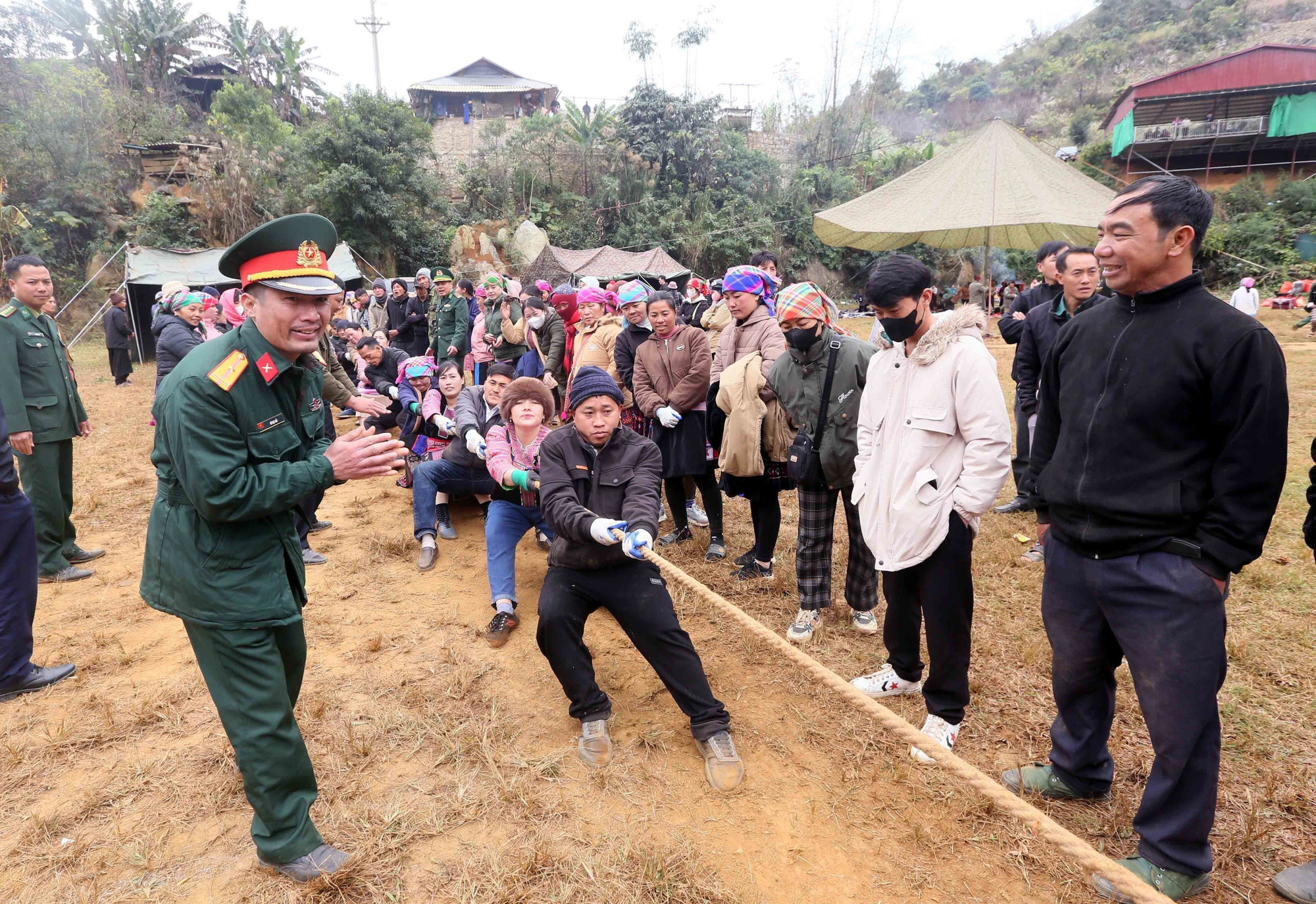 Các đội tham gia thi kéo co tại Chương trình “Xuân Biên phòng, ấm lòng dân bản” ở xã biên giới Lóng Phiêng.