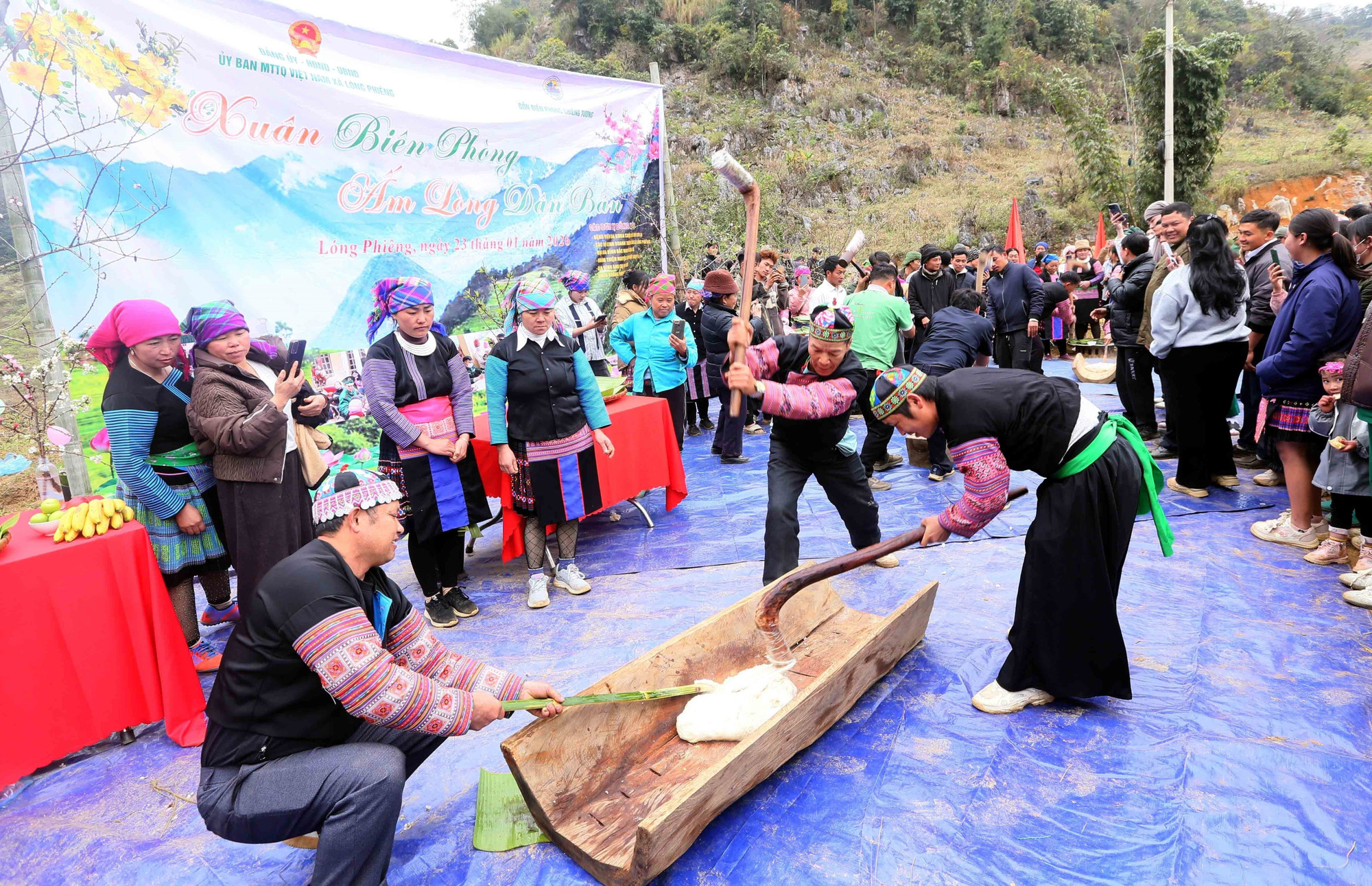 Thi giã bánh dày tại Chương trình “Xuân Biên phòng, ấm lòng dân bản” ở xã biên giới Lóng Phiêng.