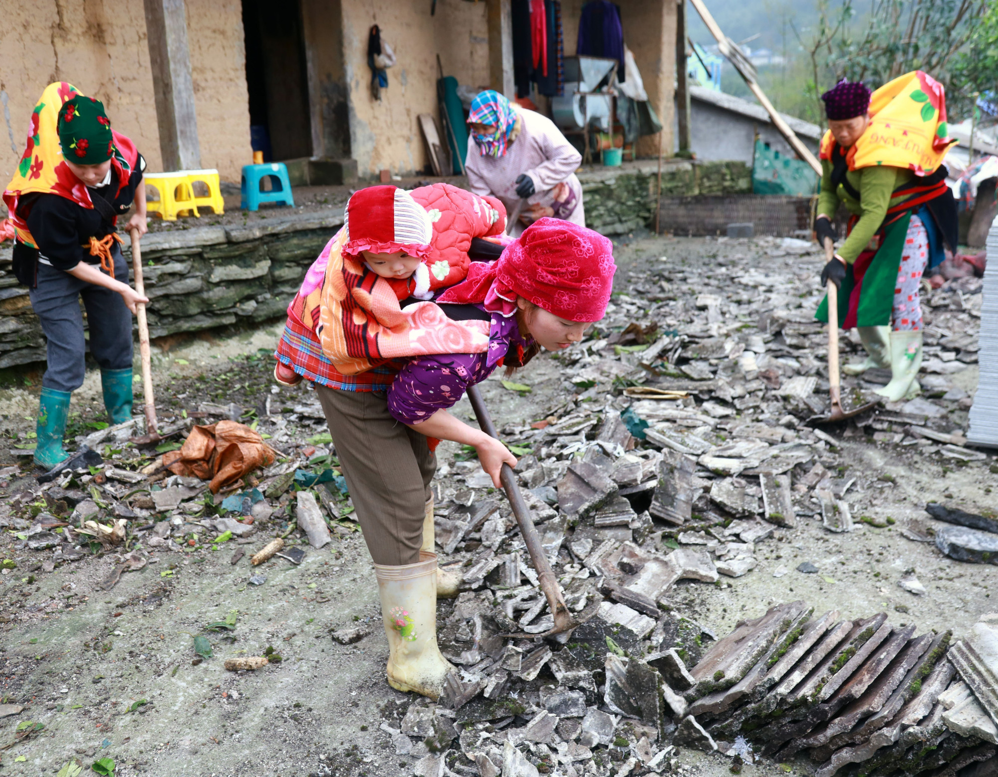 Người dân xã biên giới Tùng Vài (Tuyên Quang) cùng chung tay khắc phục hậu quả dông lốc.