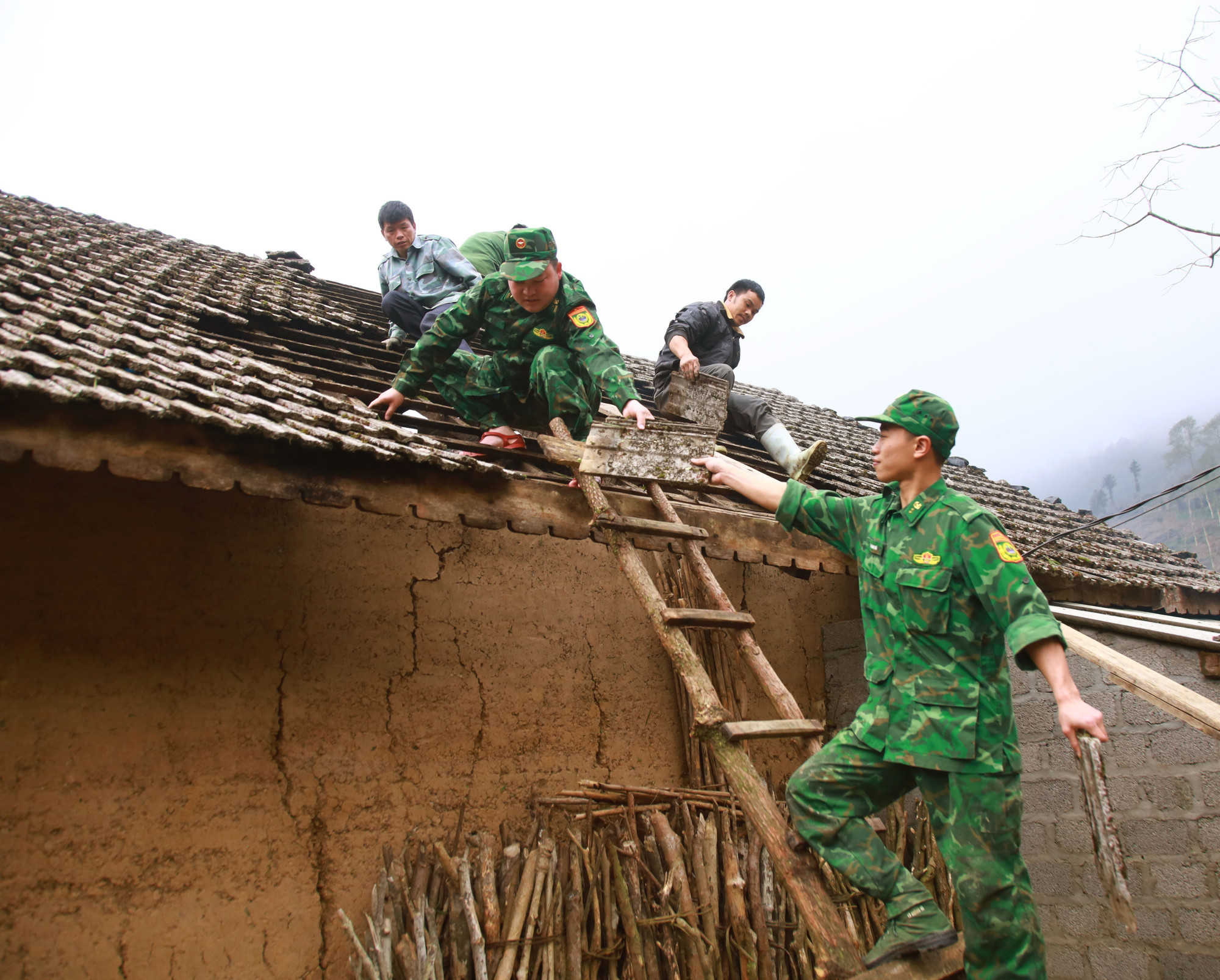 Lực lượng Đồn Biên phòng Tùng Vài (Tuyên Quang) giúp người dân lợp lại mái nhà.