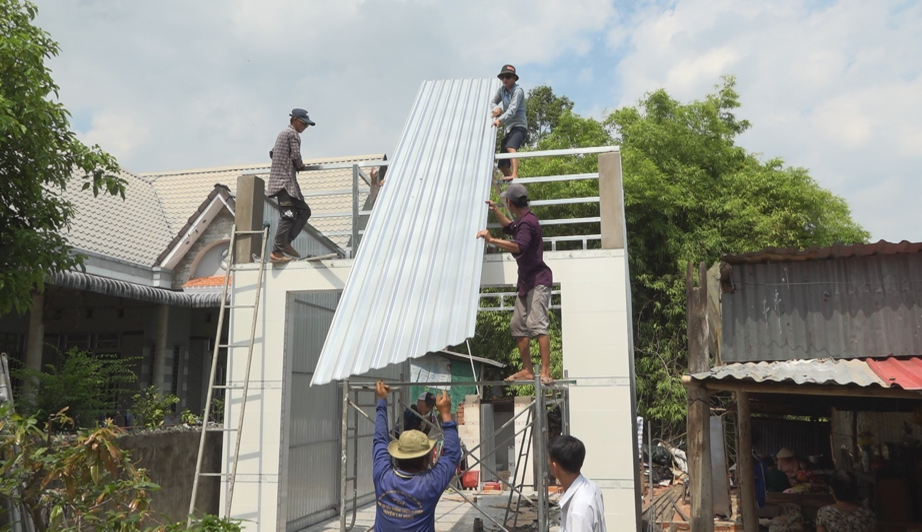 Nhóm Thiện nguyện huyện Lai Vung, tỉnh Đồng Tháp xây dựng nhà miễn phí cho hộ dân trong Chương trình xóa nhà tạm, nhà dột nát. Ảnh: TTXVN phát Nhóm Thiện nguyện huyện Lai Vung, tỉnh Đồng Tháp xây dựng nhà miễn phí cho hộ dân trong Chương trình xóa nhà tạm, nhà dột nát. Ảnh: TTXVN phát