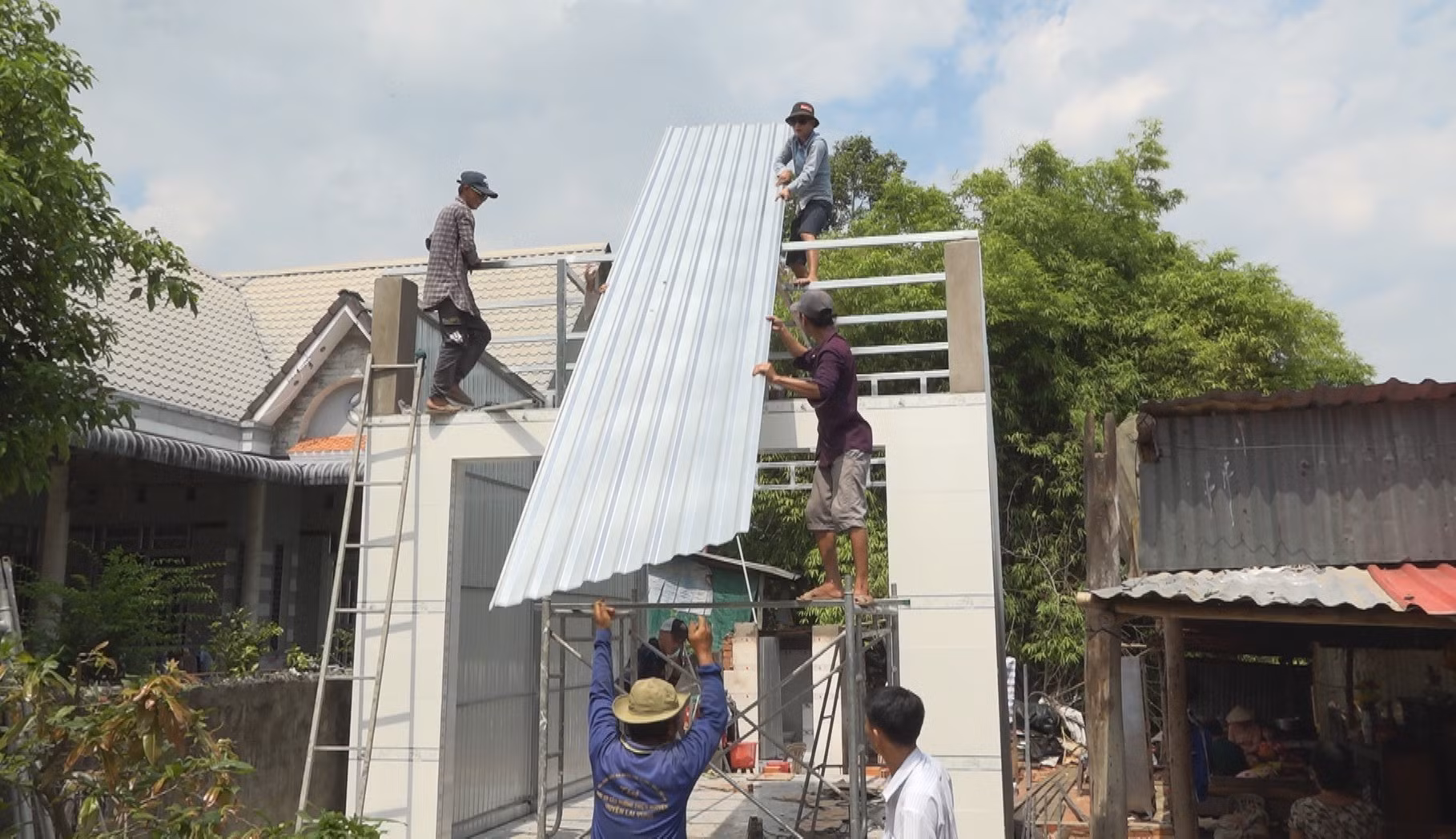 Nhóm Thiện nguyện huyện Lai Vung, tỉnh Đồng Tháp xây dựng nhà miễn phí cho hộ dân trong Chương trình xóa nhà tạm, nhà dột nát. Ảnh: TTXVN phát