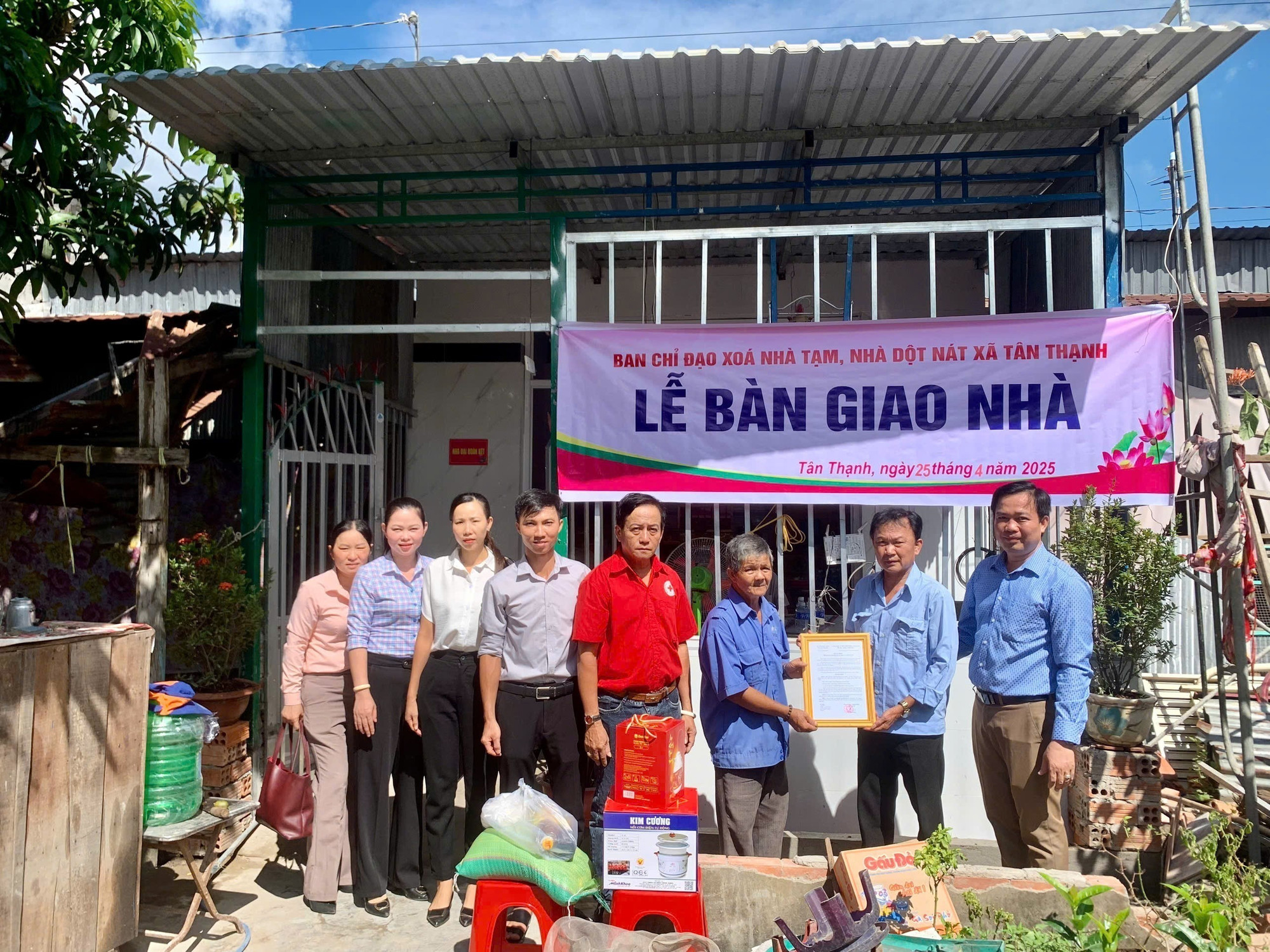 Lãnh đạo xã Tân Thạnh, huyện Thanh Bình tổ chức lễ bàn giao nhà thuộc Chương trình xóa nhà tạm, nhà dột nát. Ảnh: TTXVN phát xoa-nha-tam-tai-dong-thap-4.jpg