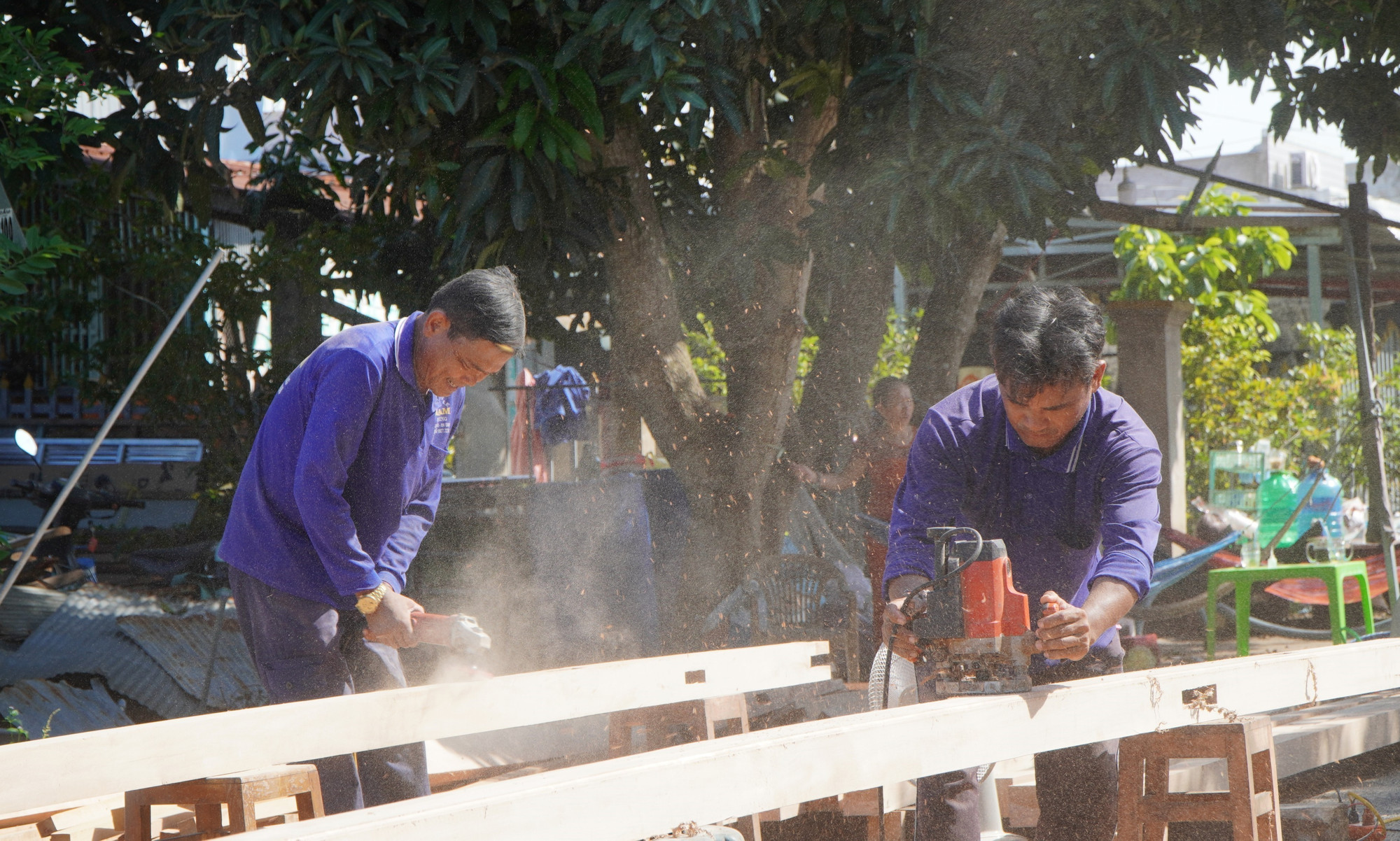 Thành viên Tổ cất nhà từ thiện xã Tân Thạnh, huyện Thanh Bình, giúp những hộ nghèo, cận nghèo xây dựng nhà mới. Ảnh: Nhựt An/TTXVN Thành viên Tổ cất nhà từ thiện xã Tân Thạnh, huyện Thanh Bình, giúp những hộ nghèo, cận nghèo xây dựng nhà mới. Ảnh: Nhựt An/TTXVN
