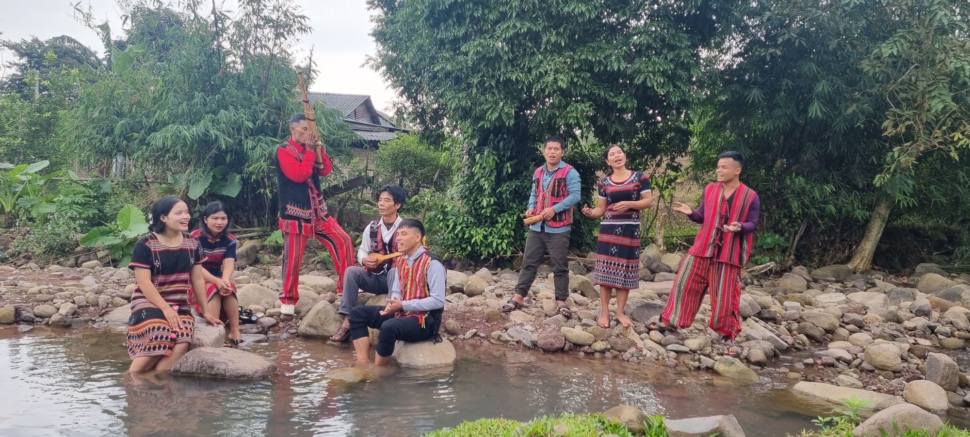 Những tiếng hát dân ca mộc mạc hoà với tiếng đàn ngân vang giữa núi rừng Trường Sơn hùng vĩ, tạo thành bản giao hưởng của niềm tự hào dân tộc. Ảnh: TTXVN phát