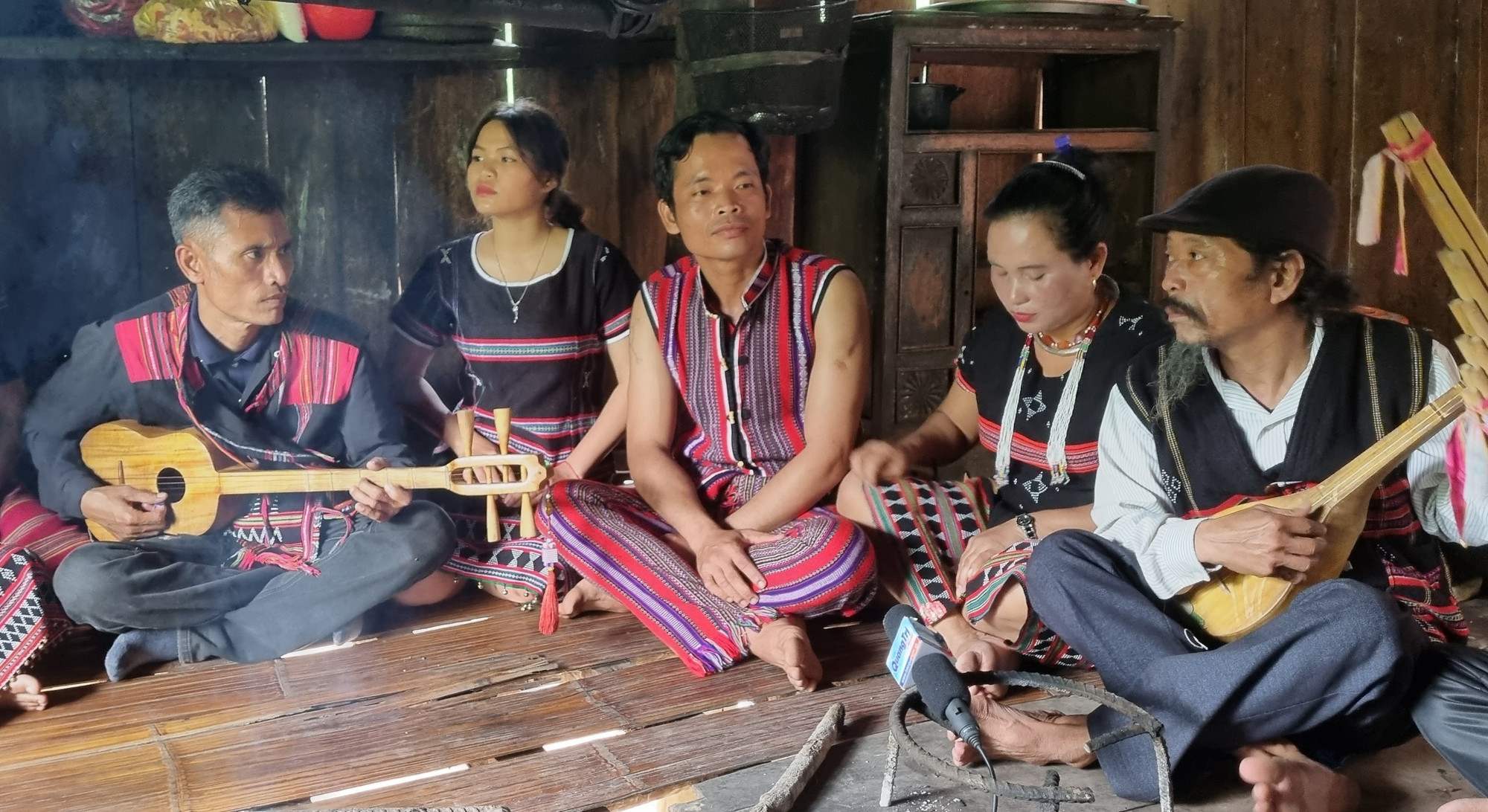 Lời ca, tiếng hát dân ca truyền thống được vang lên từ mái nhà sàn. Ảnh: TTXVN phát