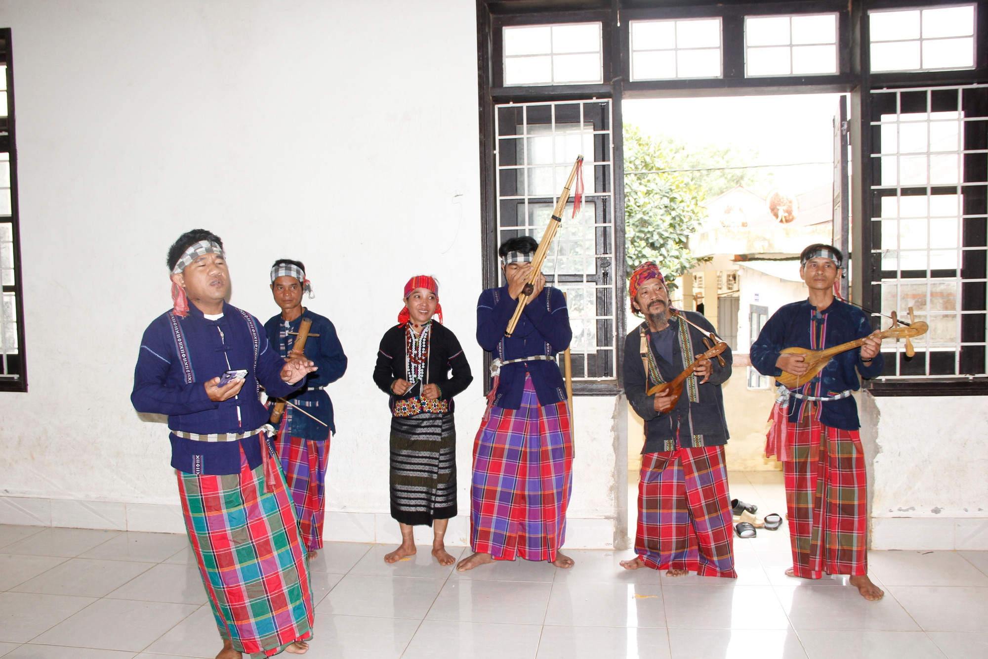 Một buổi luyện tập hát các làn điệu dân ca truyền thống. Ảnh: TTXVN phát