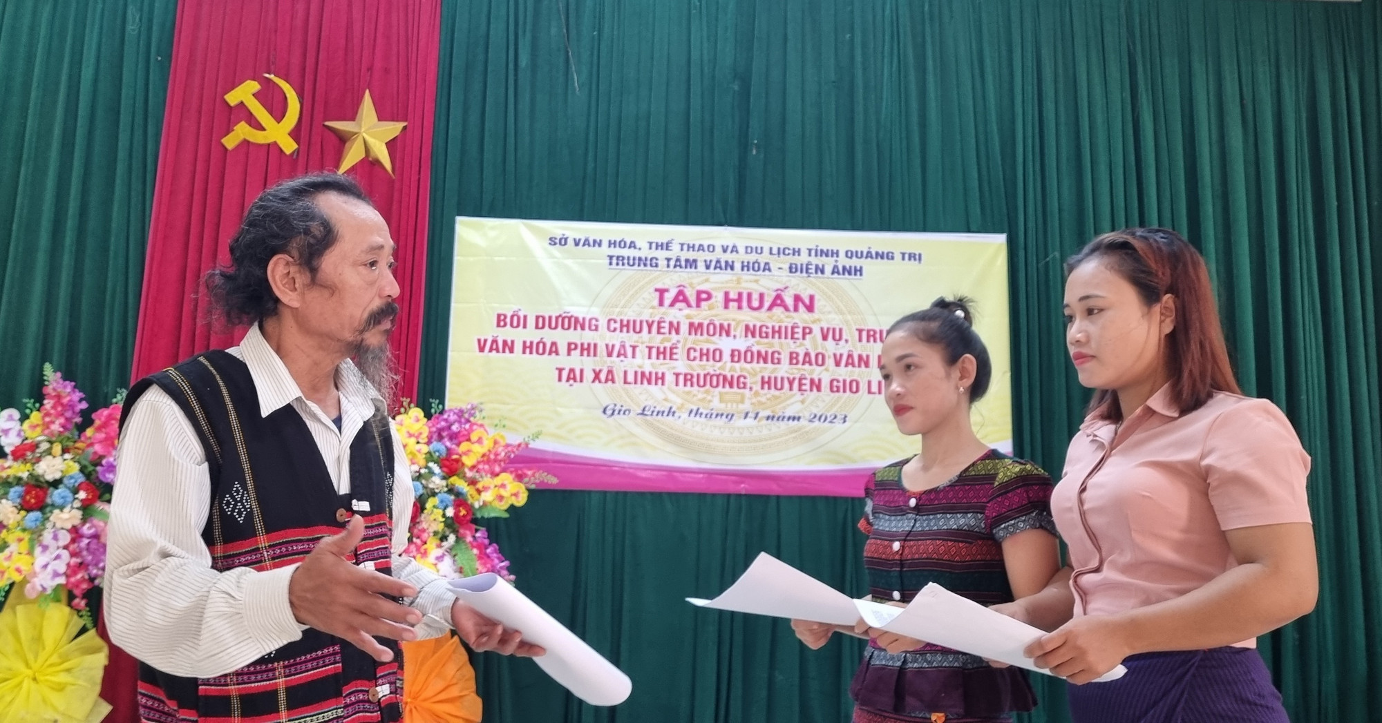 Nghệ nhân ưu tú Kray Sức truyền dạy các làn điệu dân ca Pa Cô cho các học viên trẻ. Ảnh: TTXVN phát