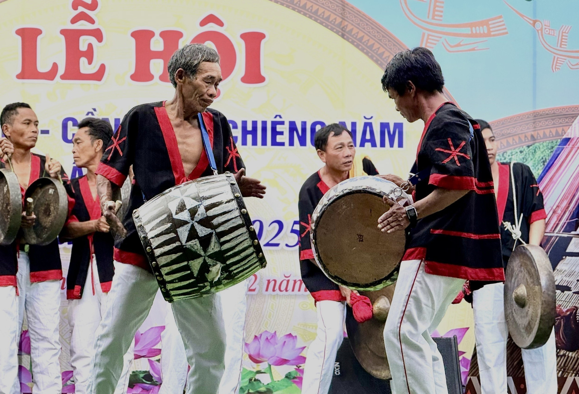 Người Ba Na thôn Xí Thoại biểu diễn loại hình nghệ thuật Trống đôi, cồng ba, chiêng năm. Ảnh: Tường Quân - TTXVN