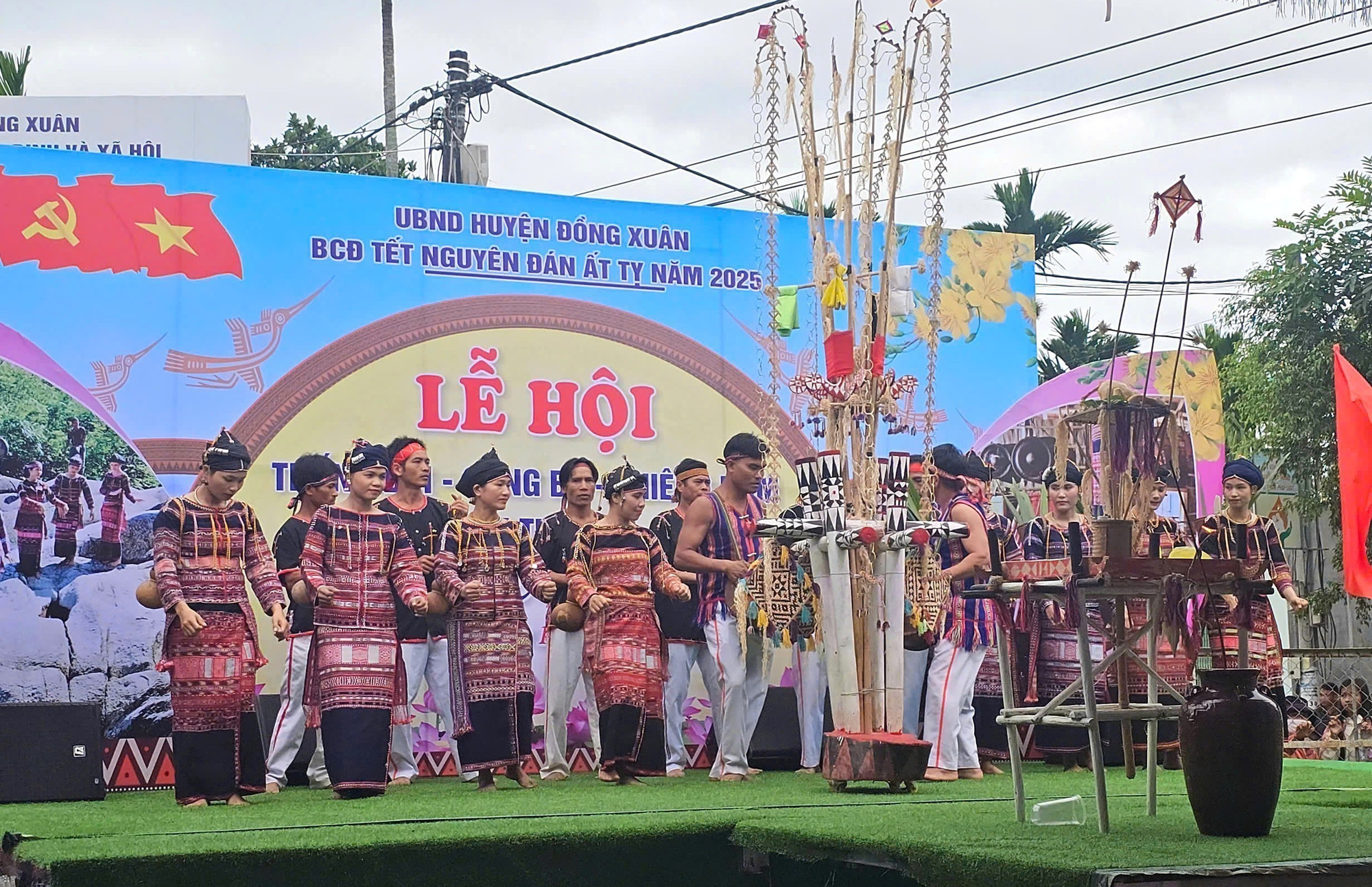 Lễ hội Trống đôi, cồng ba, chiêng năm tại thôn Xí Thoại (xã Xuân Lãnh, tỉnh Đắk Lắk).